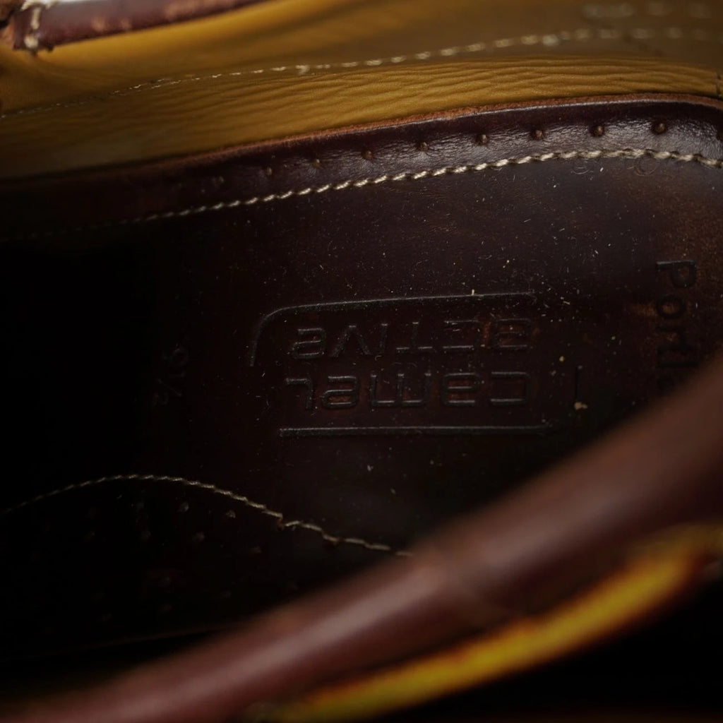 Primo piano della parte interna posteriore della scarpa con il logo Camel Active stampato a caldo sulla soletta in vera pelle
