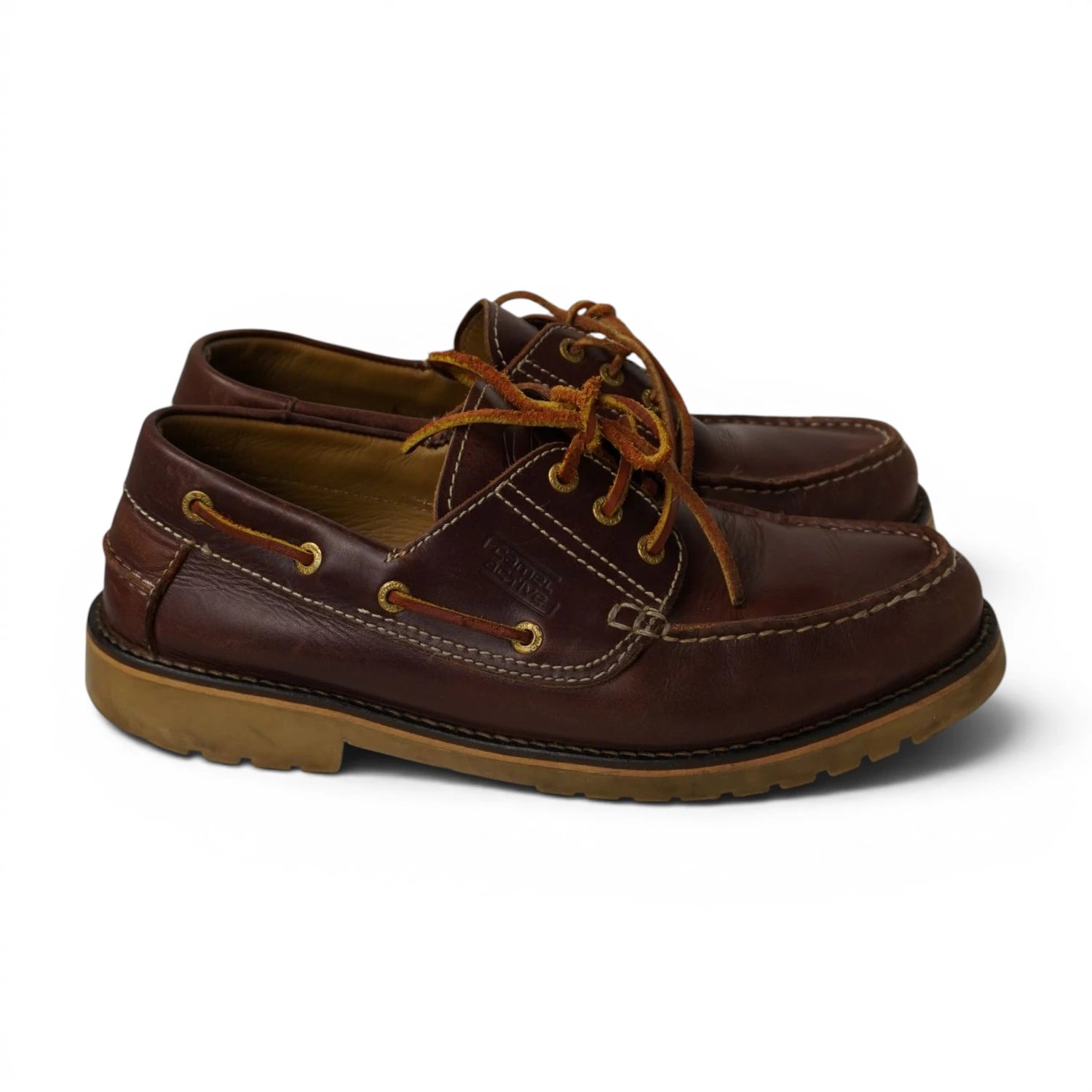  Vista laterale esterna della scarpa nautica Camel Active Portland in pelle marrone con logo del brand impresso a caldo.