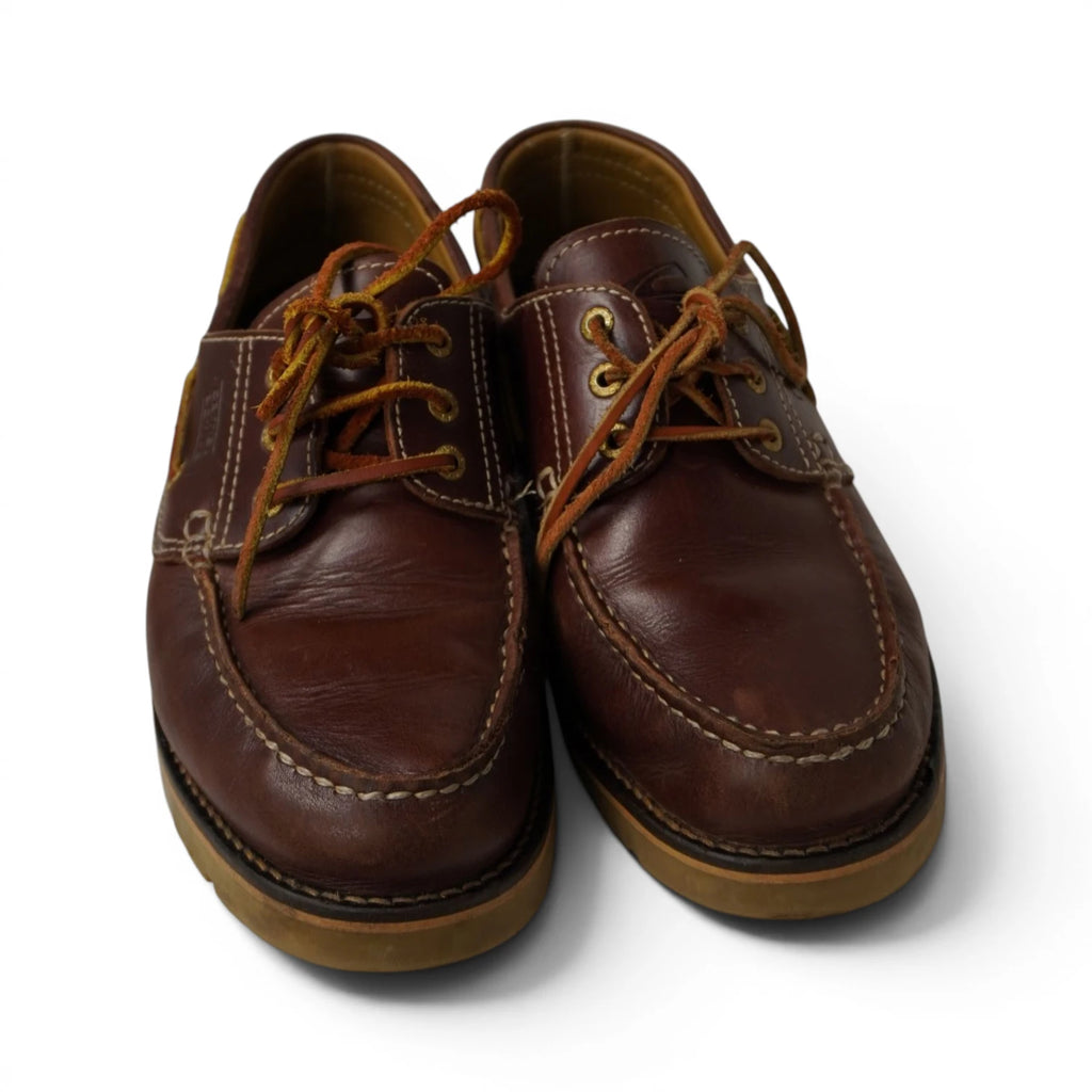 Vista principale a tre quarti di un paio di scarpe da barca da uomo Camel Active Portland in pelle marrone su sfondo bianco.