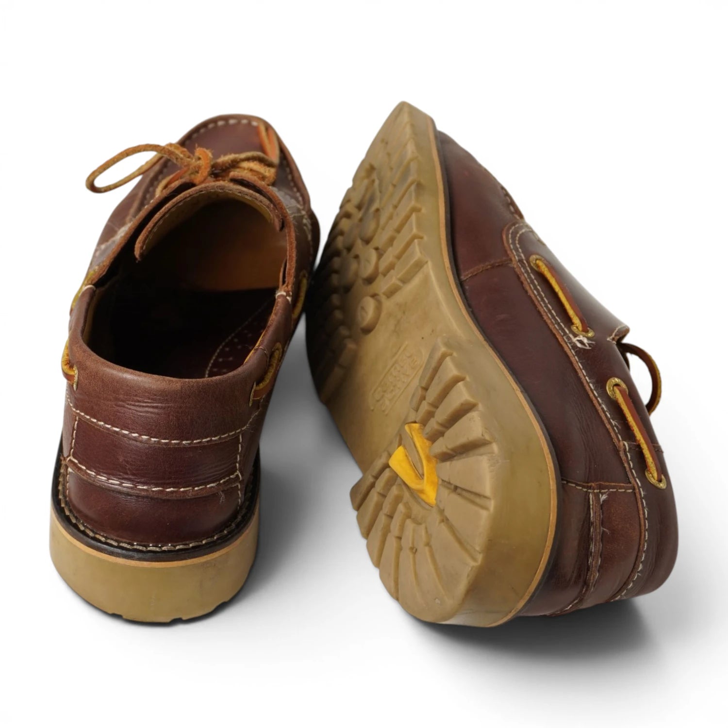 Scarpa da barca Camel Active Portland appoggiata sul fianco per mostrare il battistrada in gomma color miele con profilo carrarmato.