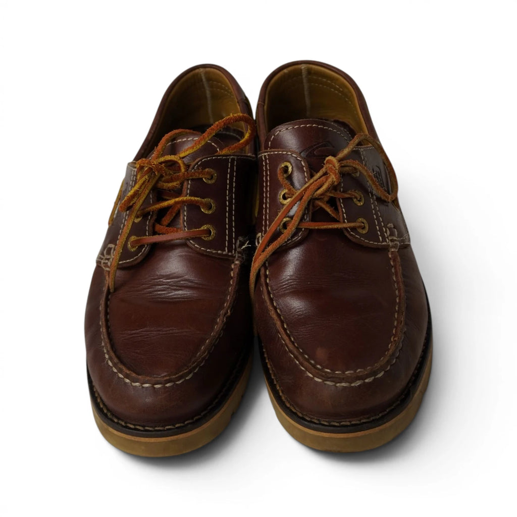 Inquadratura frontale delle scarpe nautiche uomo Camel Active Portland, che mostra la simmetria e l'allacciatura a tre punti