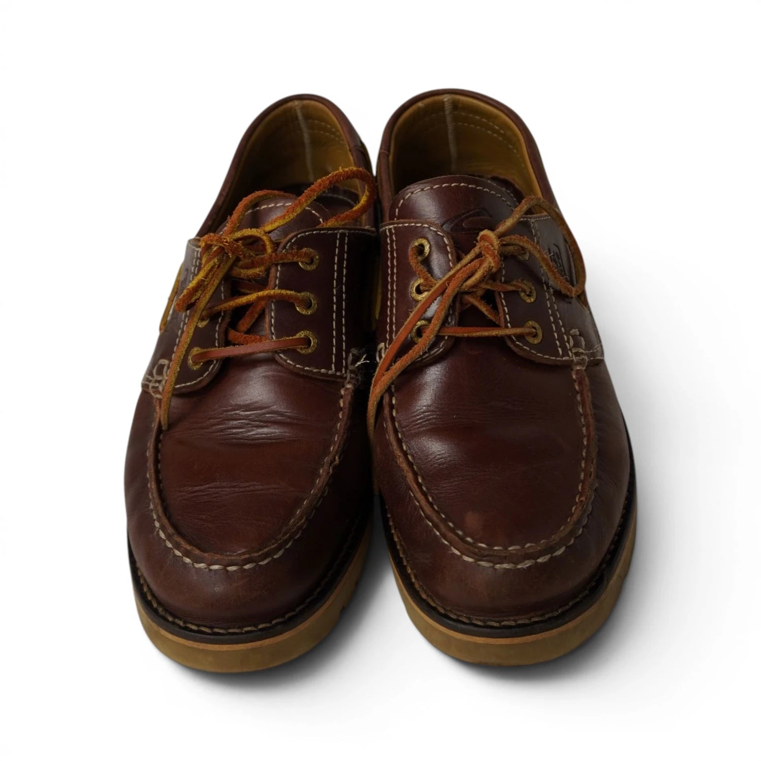 Inquadratura frontale delle scarpe nautiche uomo Camel Active Portland, che mostra la simmetria e l'allacciatura a tre punti