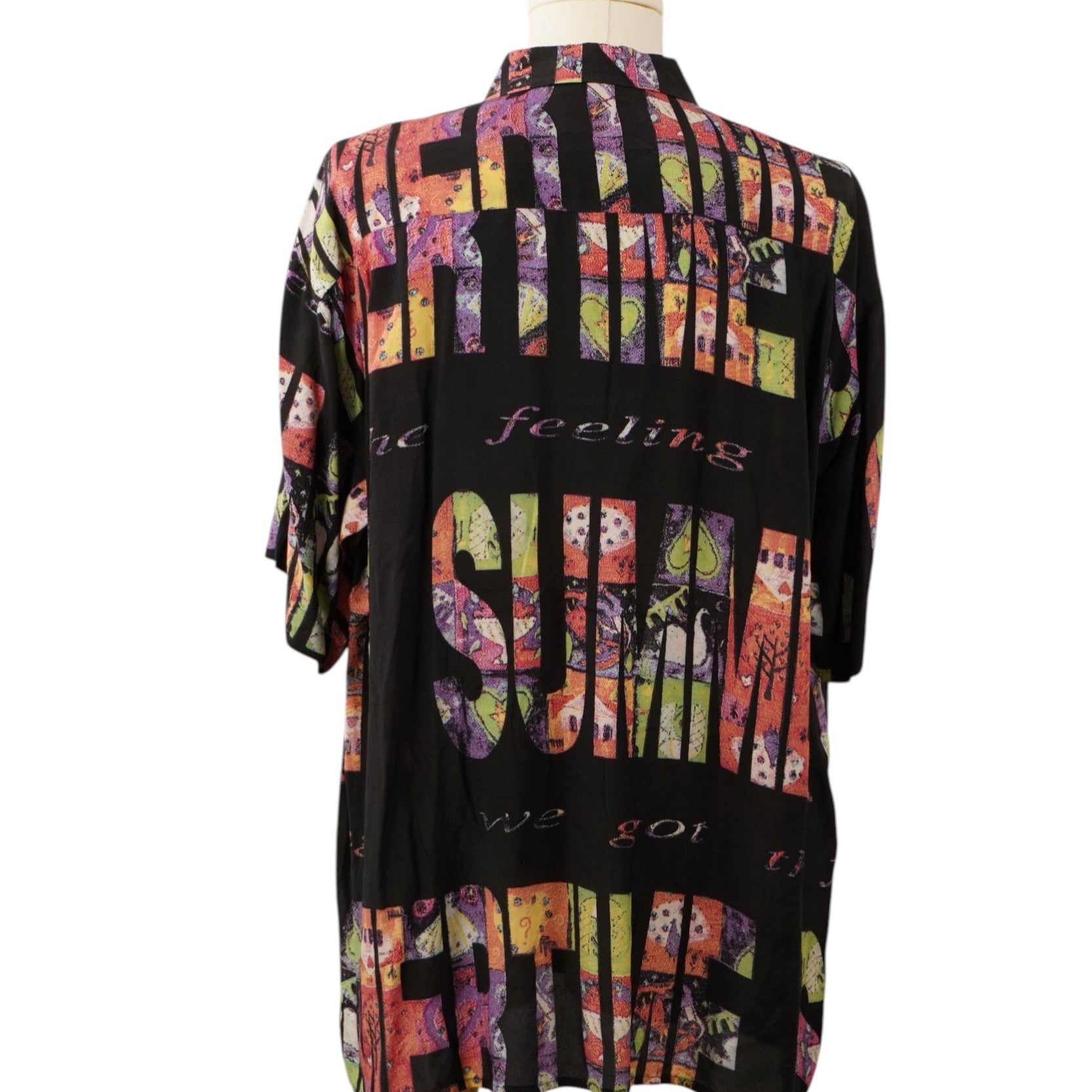 Vista posteriore della camicia vintage Angelo Litrico con maxi scritte tipografiche colorate