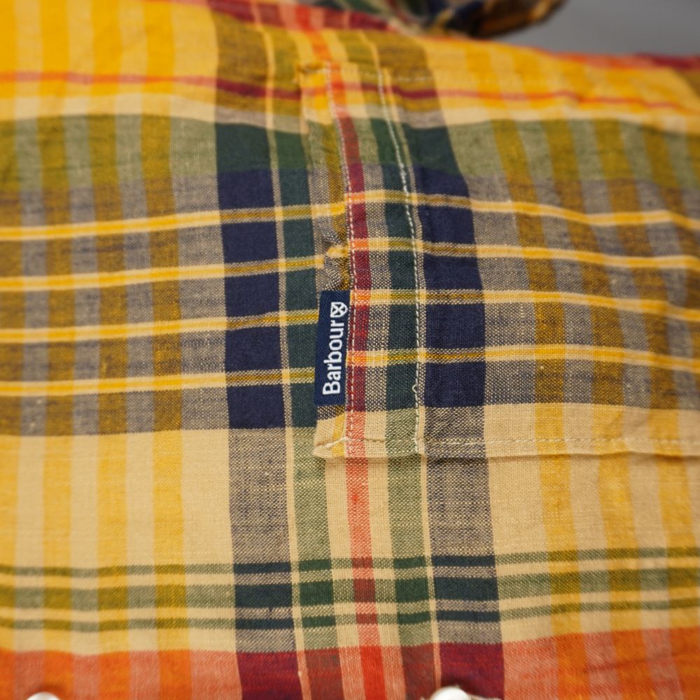 Vista posteriore della camicia Barbour a quadri con piega a cannone centrale
