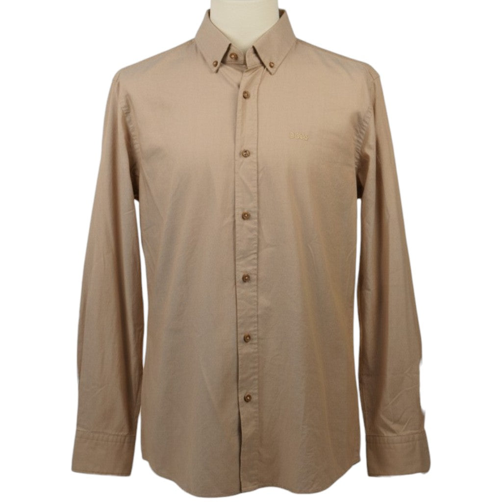 Vista frontale su manichino di una camicia a maniche lunghe BOSS color beige sabbia con colletto button-down e taglio Slim Fit.
