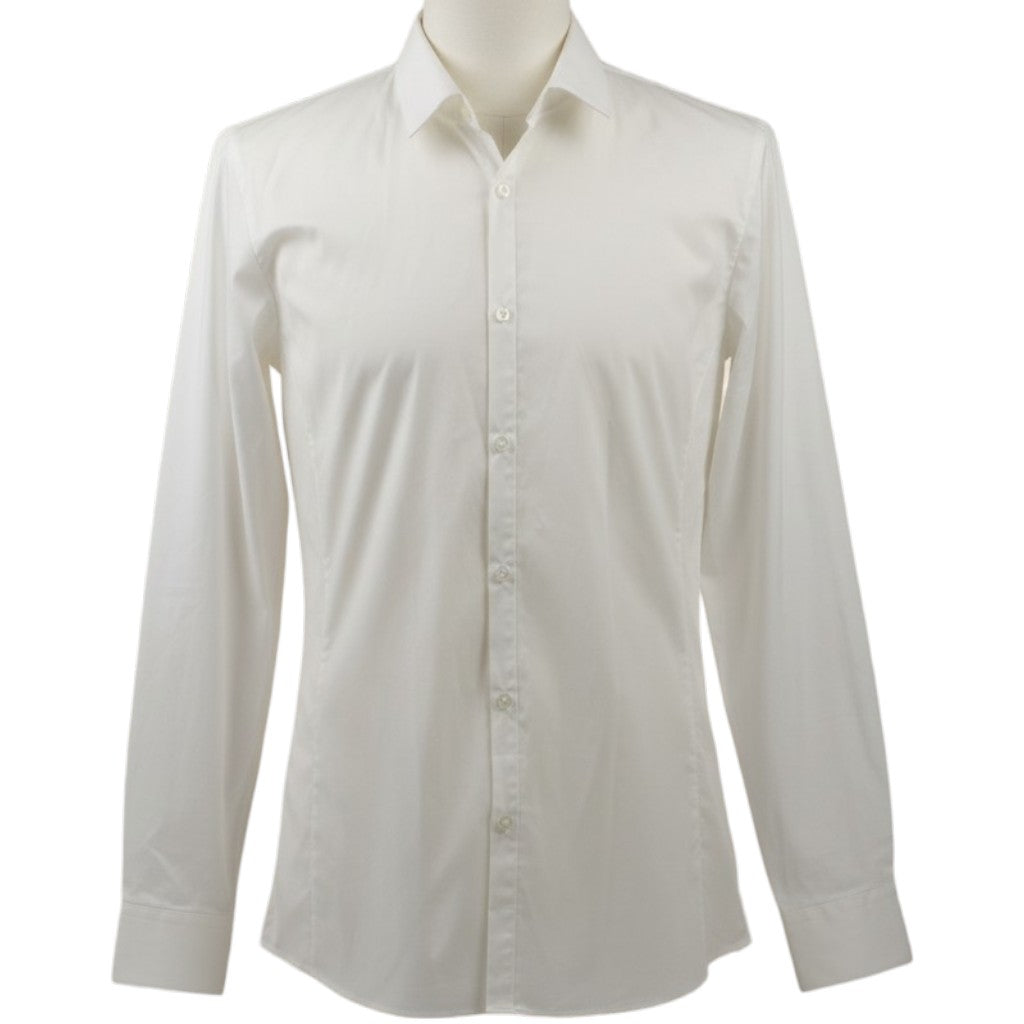 Vista frontale su manichino di una camicia classica bianca HUGO a maniche lunghe con taglio aderente Super Slim Fit.