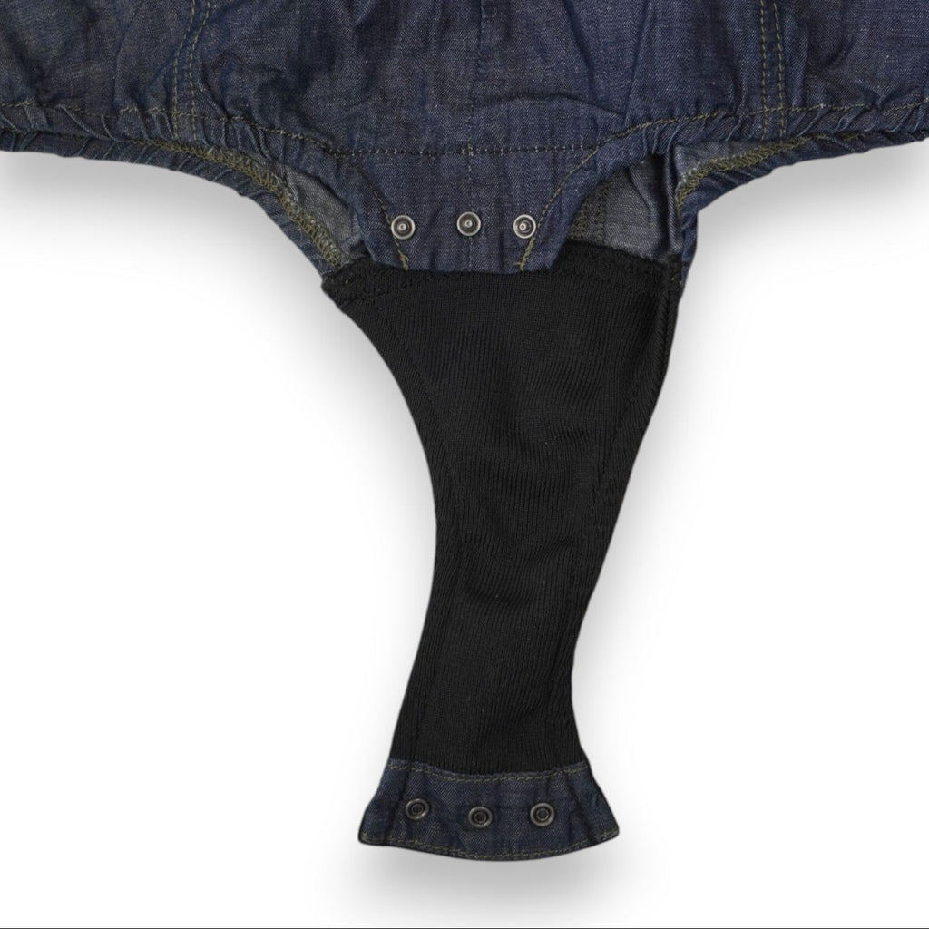 Particolare ravvicinato della parte inferiore della camicia Diesel che mostra la chiusura a body o il pannello inferiore sagomato.