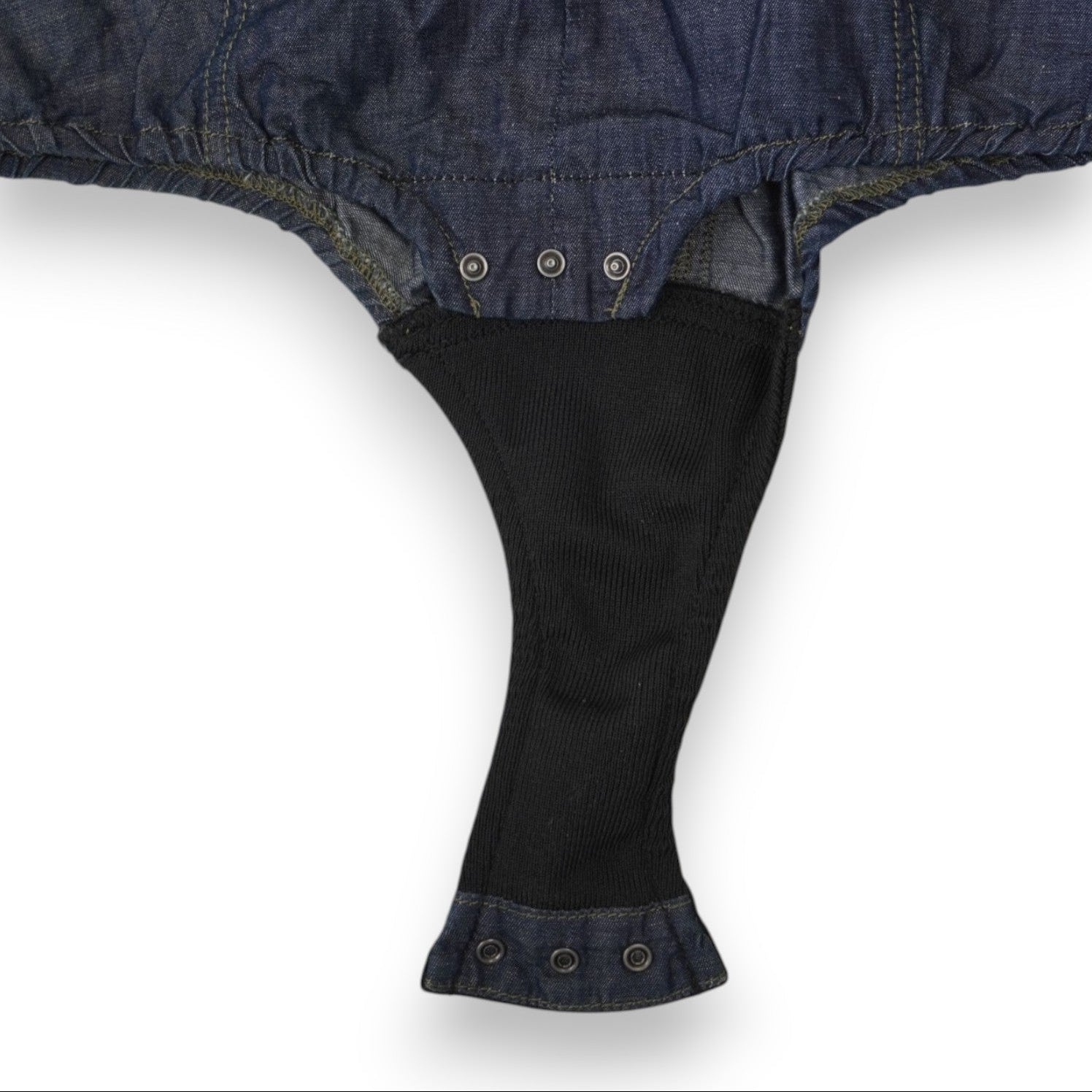 Particolare ravvicinato della parte inferiore della camicia Diesel che mostra la chiusura a body o il pannello inferiore sagomato.