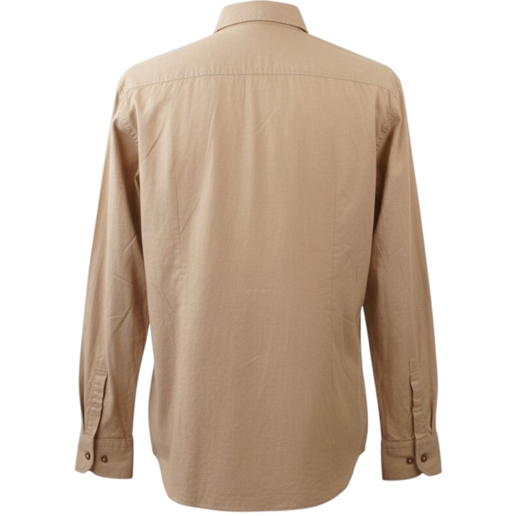 Inquadratura posteriore intera della camicia beige BOSS su manichino, che mostra la linea pulita del carré e della schiena.