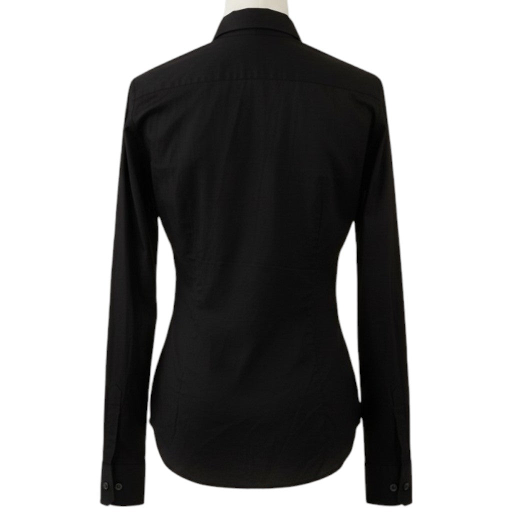 Vista posteriore completa su manichino della camicia nera Burberry che mette in evidenza il taglio sfiancato e sagomato.