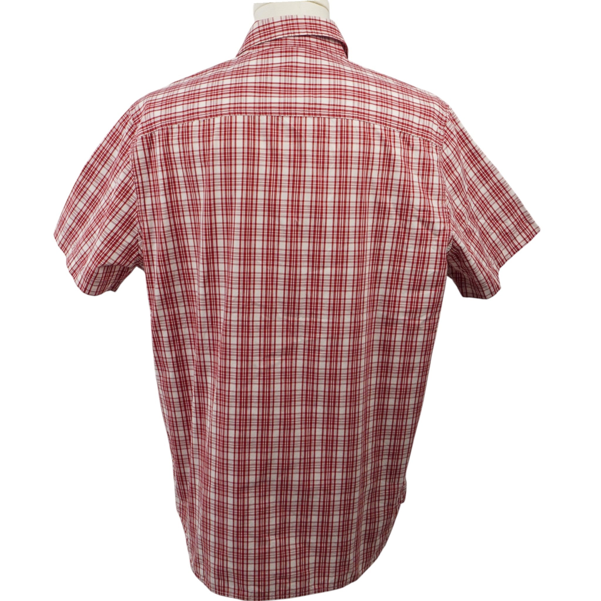 Vista posteriore su manichino di una camicia a maniche corte Timberland a quadri rossi, vestibilità regolare estiva.