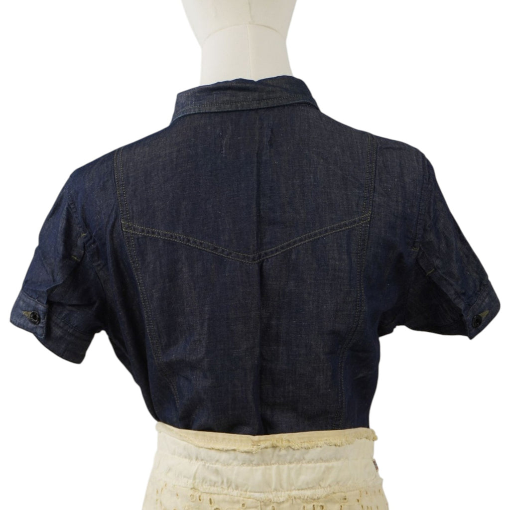 Vista posteriore completa della camicia di jeans a maniche corte Diesel che mostra il taglio dritto e il tessuto in cotone e lino.