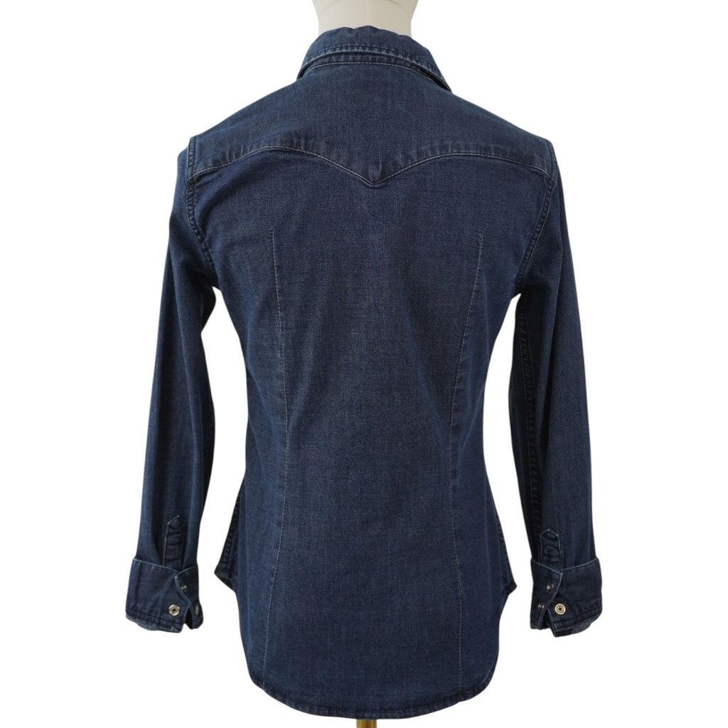 Vista posteriore della camicia di jeans Levi's che mostra il taglio sfiancato e lo sprone occidentale sulle spalle.