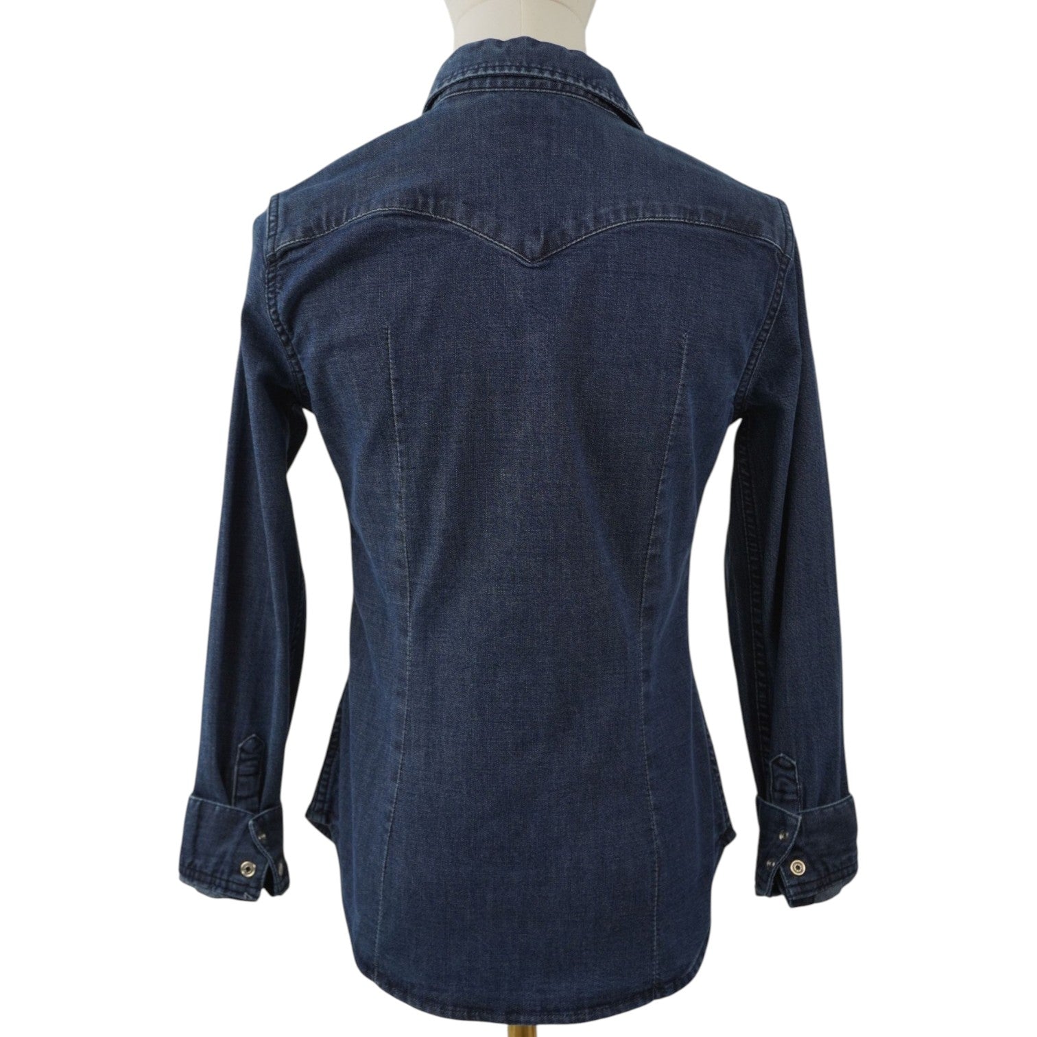 Vista posteriore della camicia di jeans Levi's che mostra il taglio sfiancato e lo sprone occidentale sulle spalle.