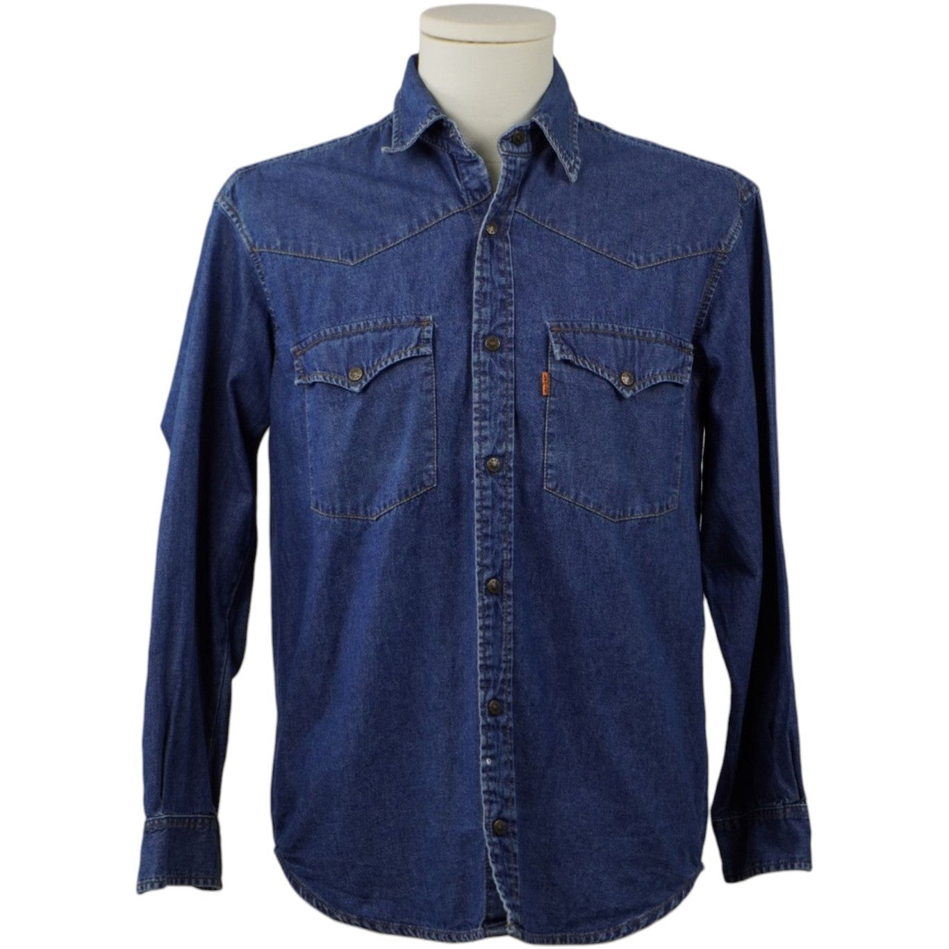 Vista frontale su manichino di una camicia di jeans blu scuro Levi's Western Sawtooth a maniche lunghe, con tasche a dente di sega sul petto.