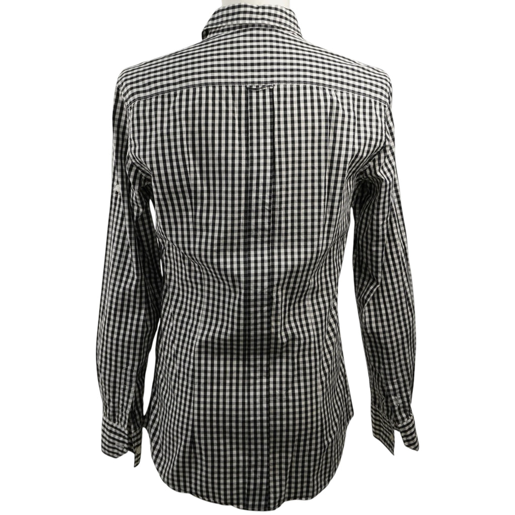 Vista posteriore della camicia D&G che mostra il taglio slim fit e il carré strutturato con pieghe di movimento.