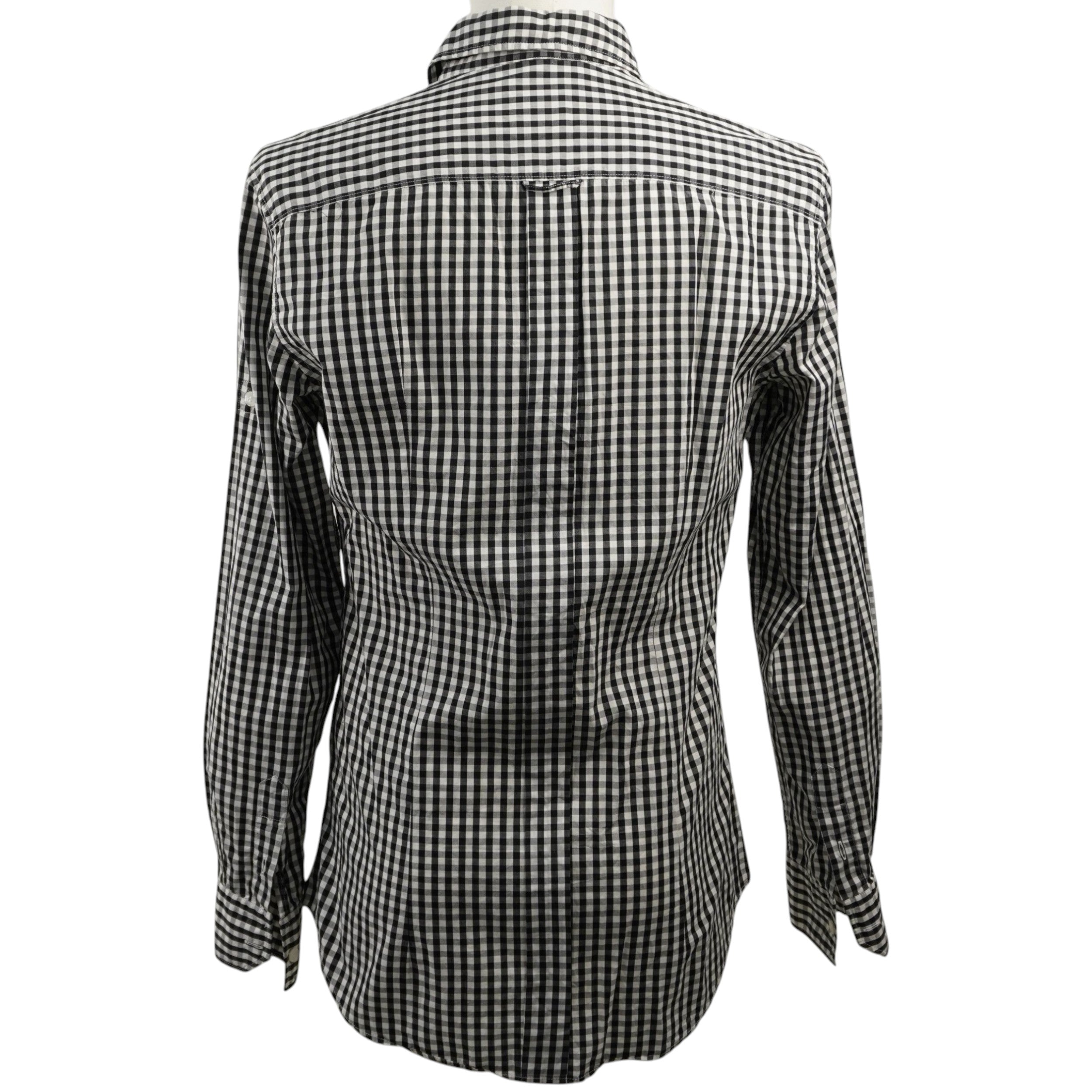 Vista posteriore della camicia D&G che mostra il taglio slim fit e il carré strutturato con pieghe di movimento.
