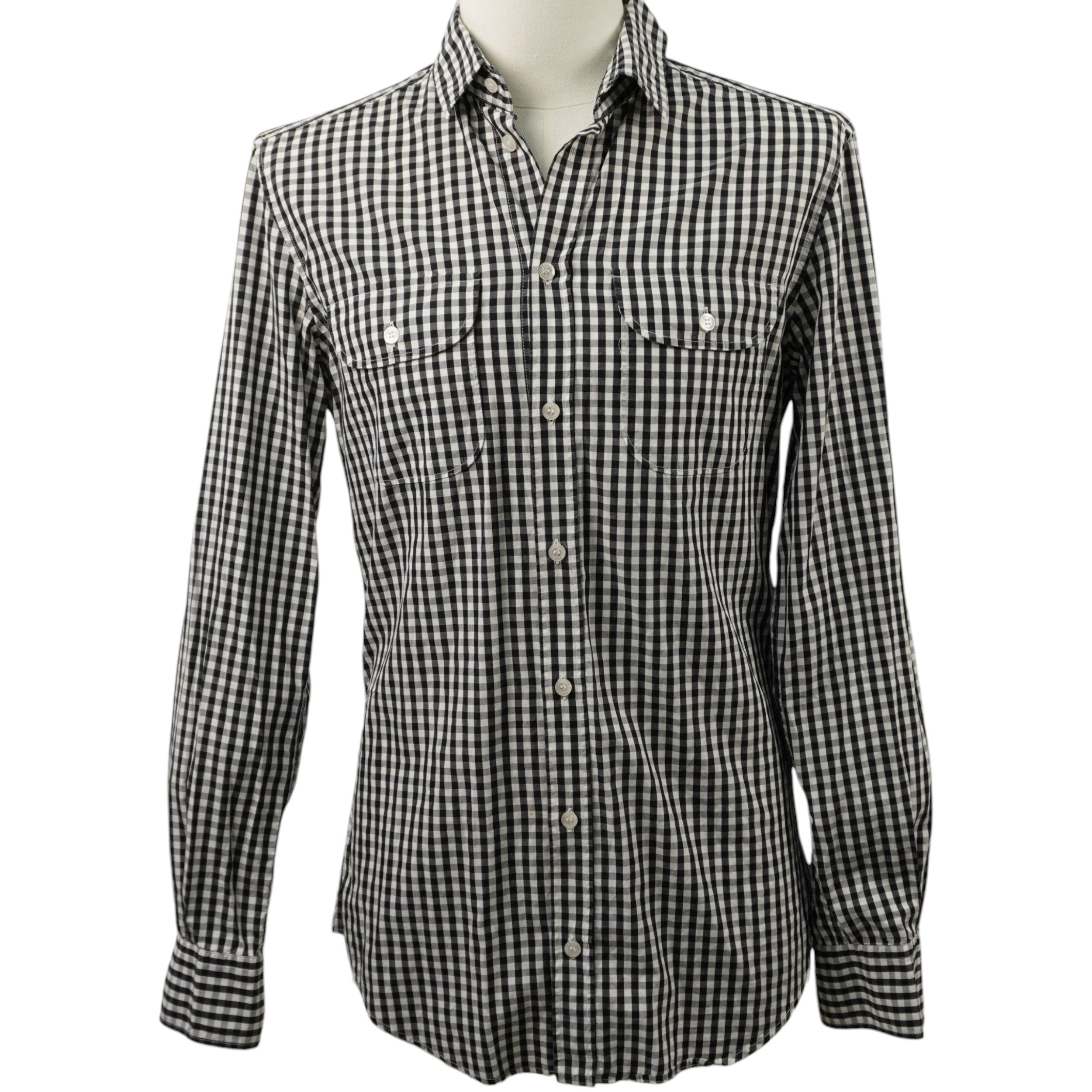 Camicia vintage D&G Dolce & Gabbana modello Brad con fantasia a piccoli quadretti Vichy bianco e nero, vista frontale su manichino.