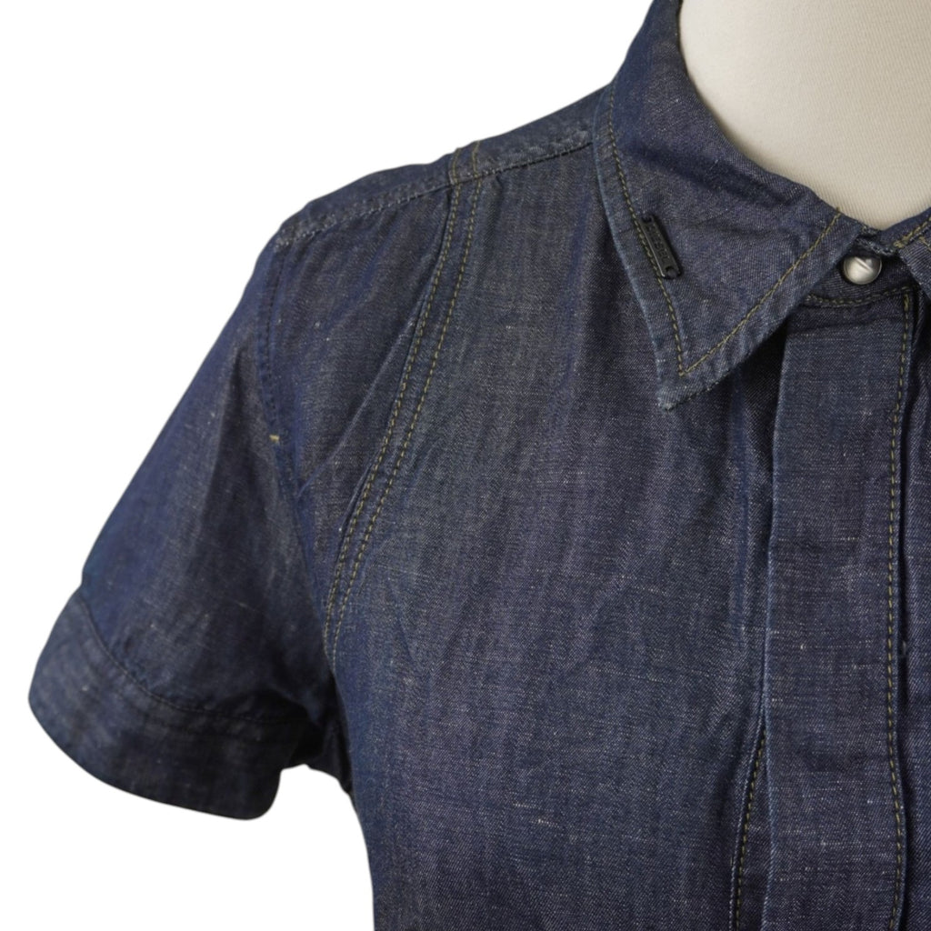 Inquadratura ravvicinata del colletto classico a punta e della parte superiore della camicia in denim scuro Diesel.