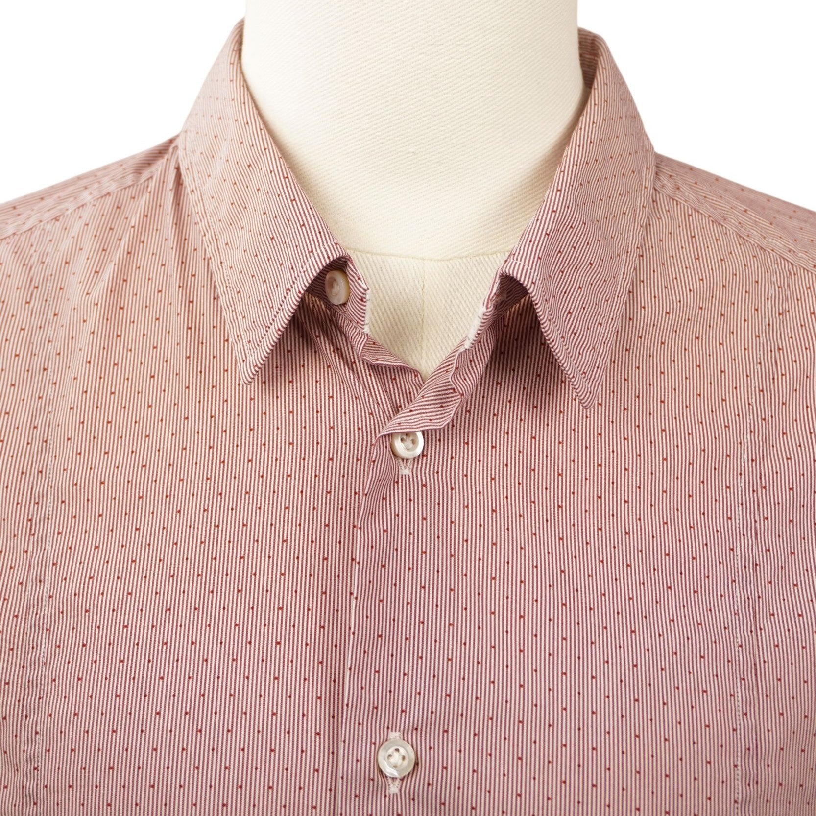 Primo piano della parte superiore, dello scollo e del colletto classico a camicia della camicia Hugo Boss rossa a micro-righe.