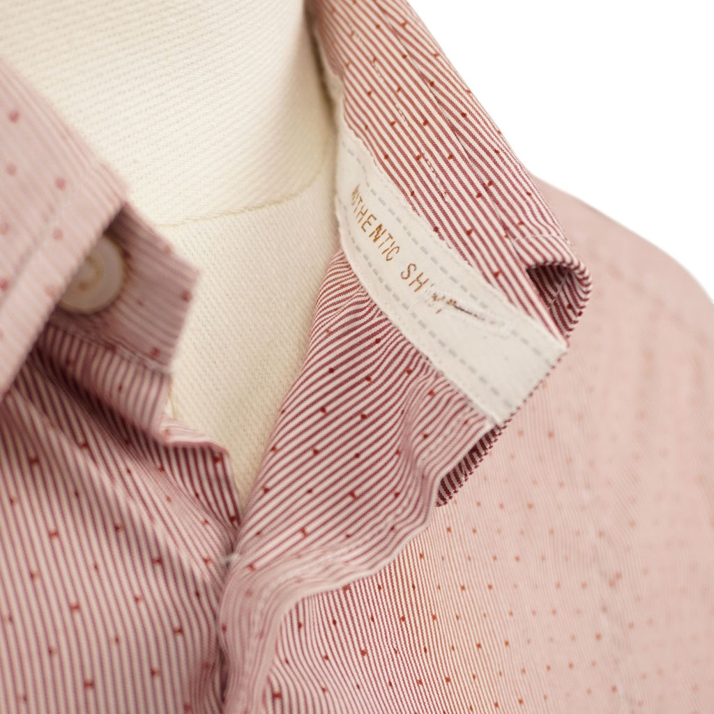  Inquadratura dell'interno del colletto della camicia Hugo Boss che mostra la cura delle cuciture e la fodera interna chiara della solinatura.