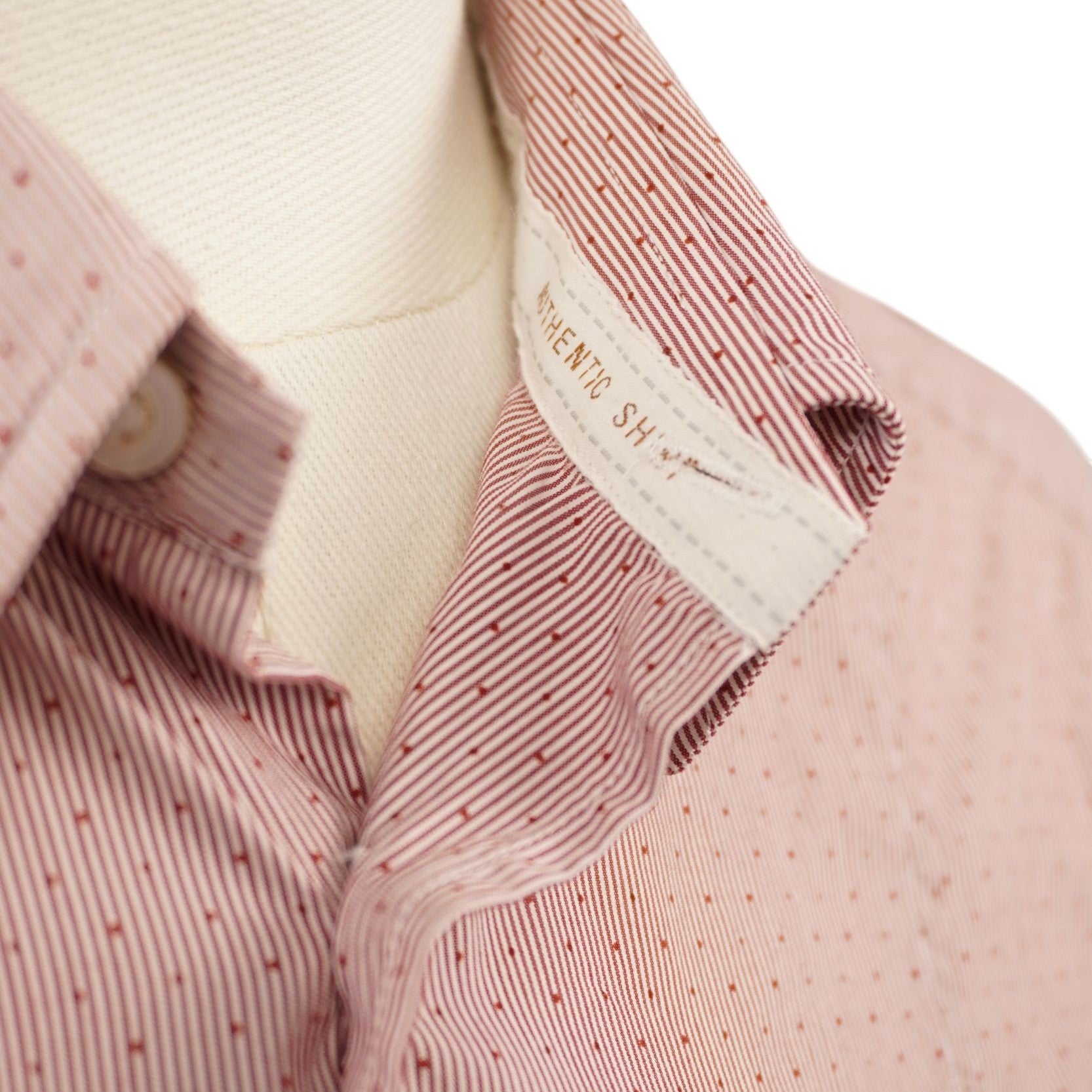  Inquadratura dell'interno del colletto della camicia Hugo Boss che mostra la cura delle cuciture e la fodera interna chiara della solinatura.