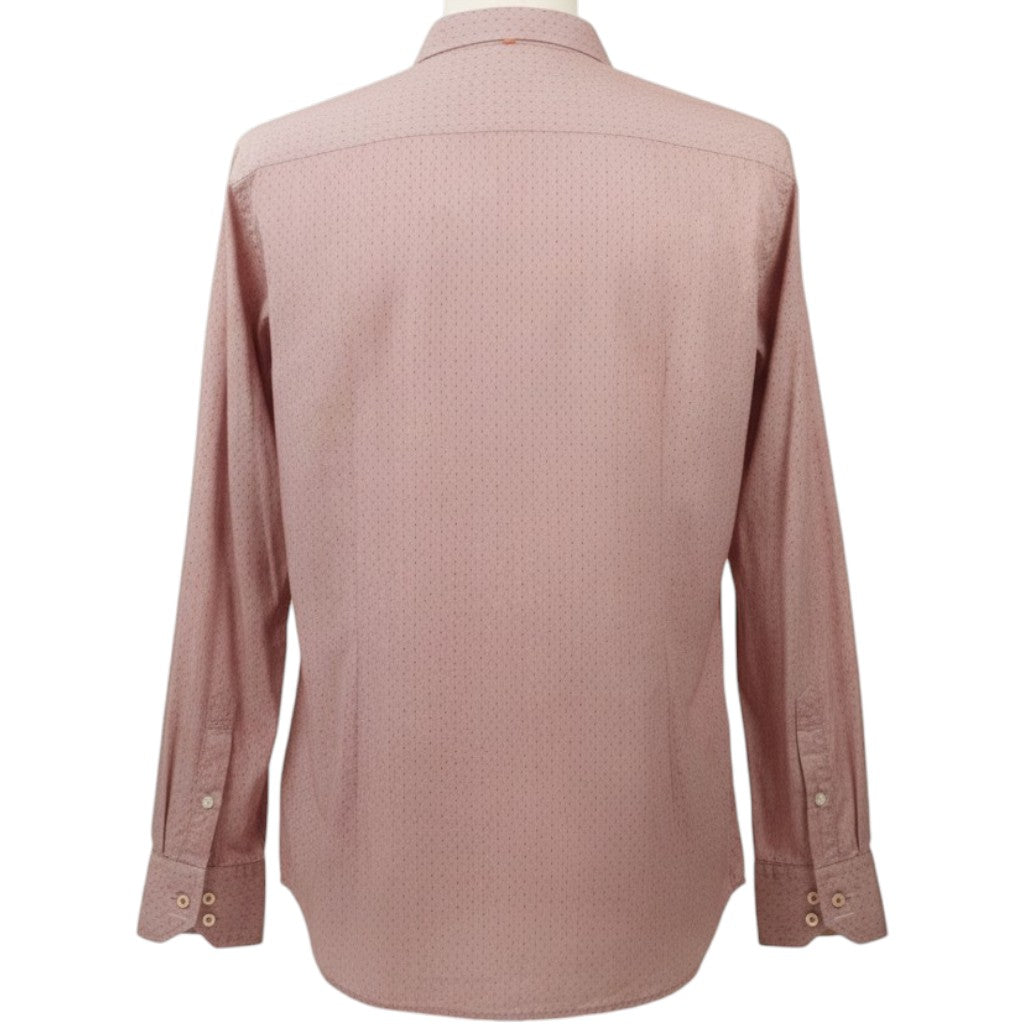Vista posteriore della camicia slim fit Hugo Boss rossa a righe sottili, con pinces posteriori modellanti e maniche lunghe.