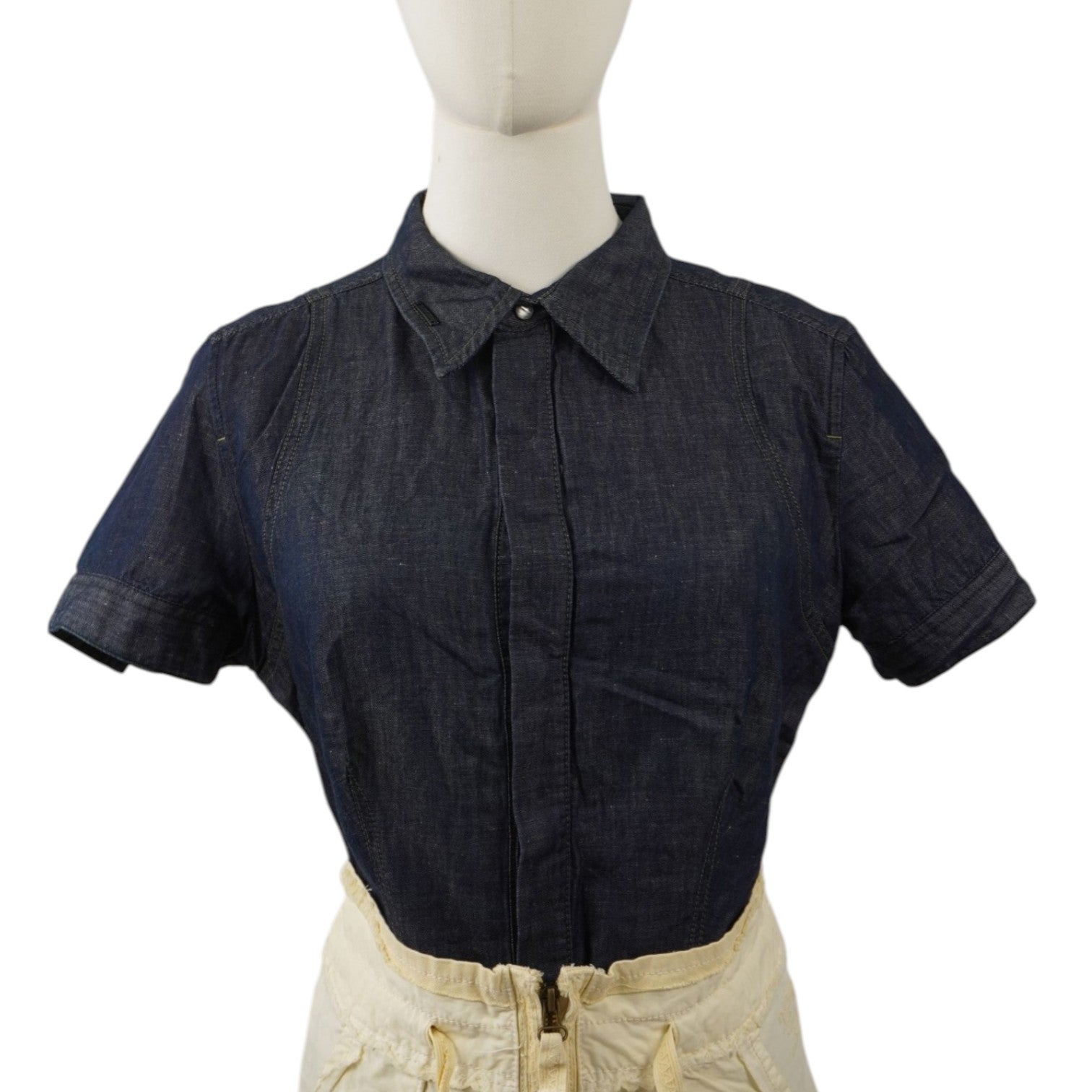 Vista frontale completa su manichino della camicia di jeans a maniche corte Diesel modello Cambod in denim blu scuro.