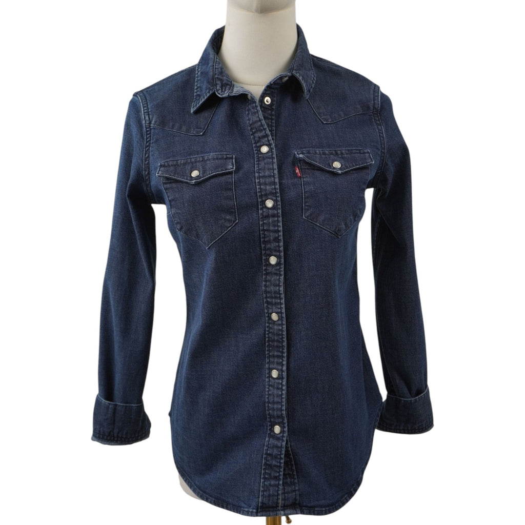 Vista frontale completa su manichino della camicia di jeans scura Levi's modello Iconic Western taglia XS.