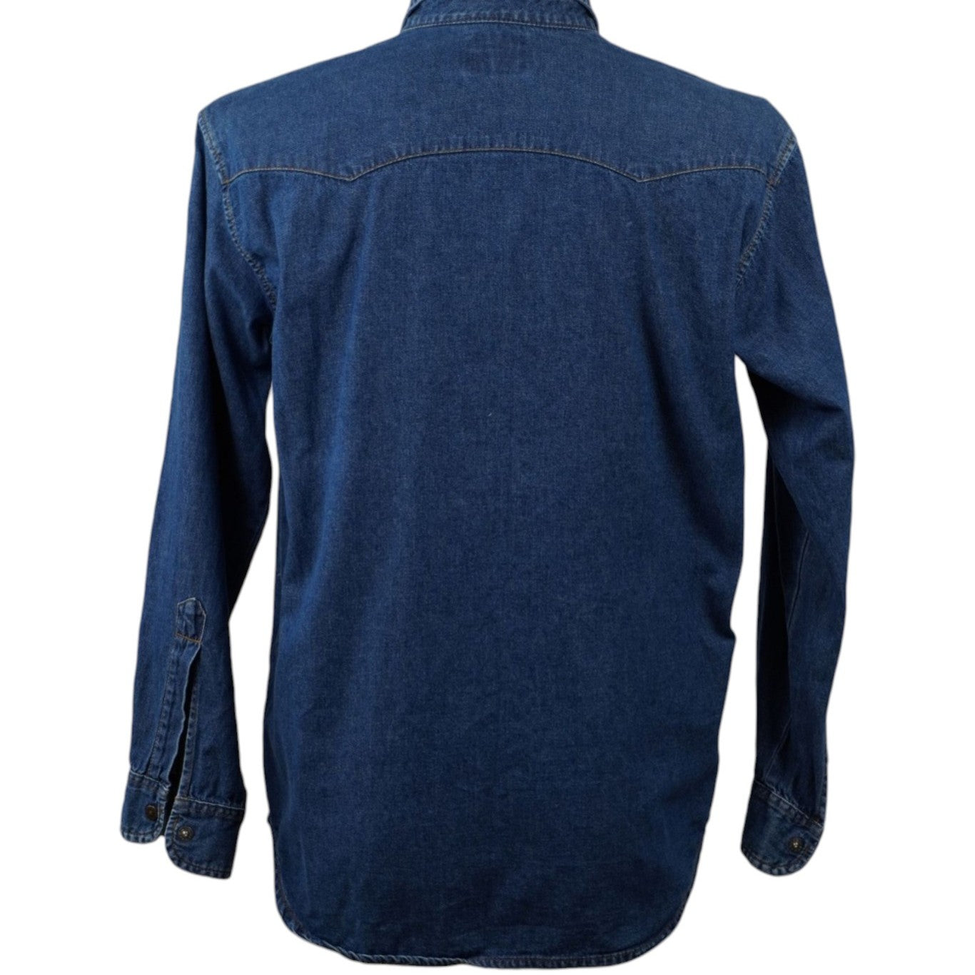  Inquadratura posteriore intera su manichino della camicia denim Levi's, che mostra il taglio lineare delle maniche e il tessuto blu uniforme.