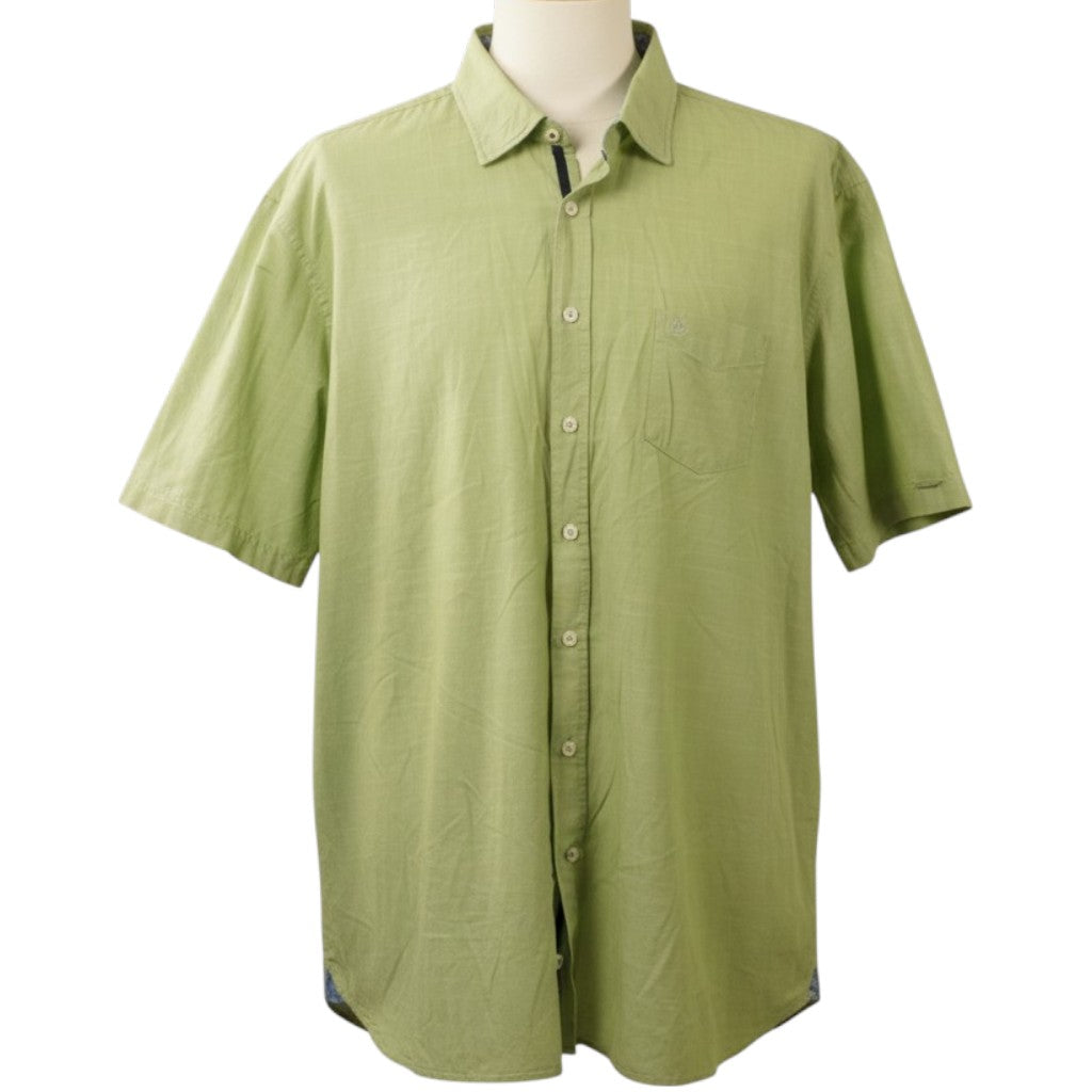 Vista frontale della camicia da uomo bugatti a maniche corte in misto lino verde salvia su manichino.