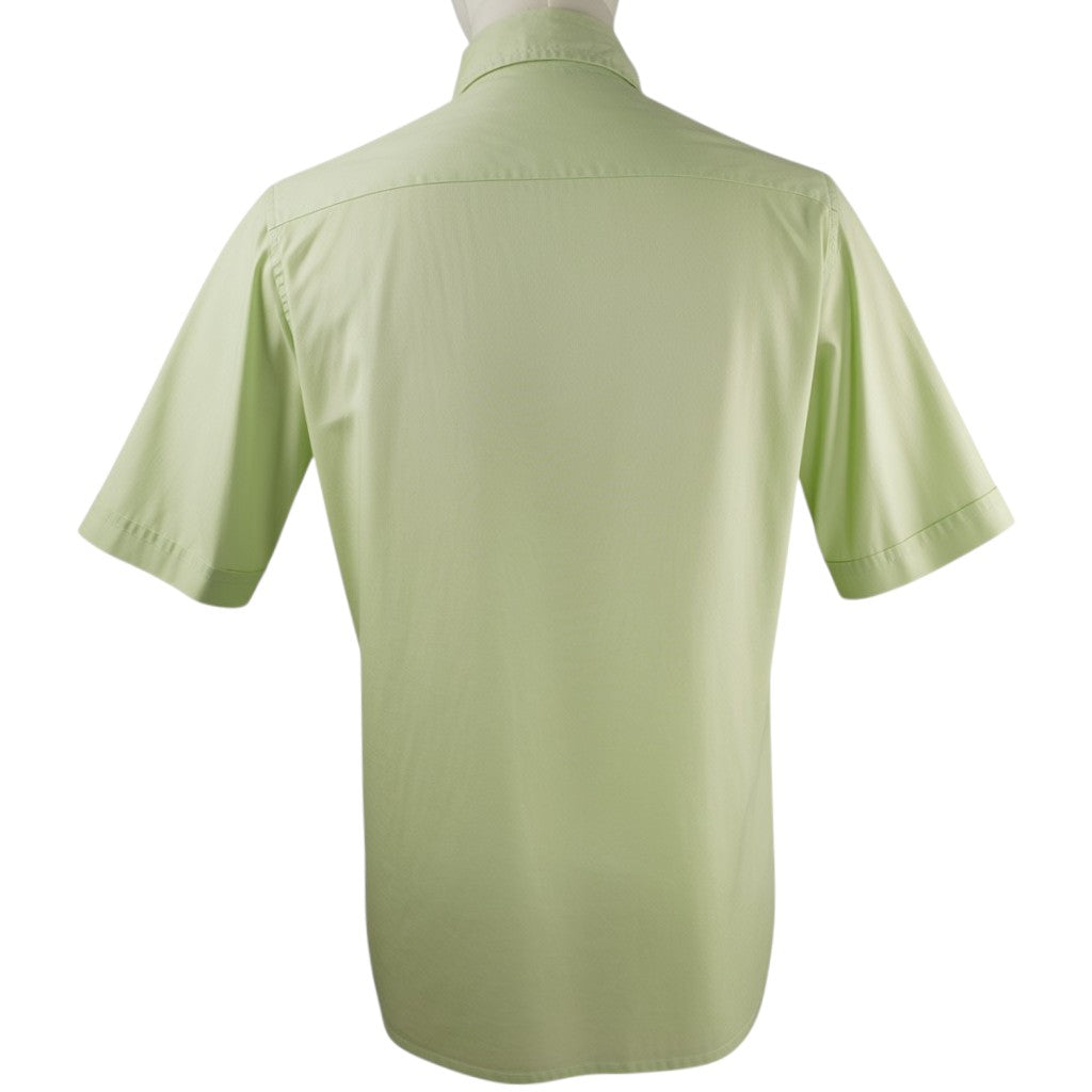 Vista posteriore della camicia verde chiaro La Martina a maniche corte che mostra il carré liscio sulle spalle e il taglio classico.