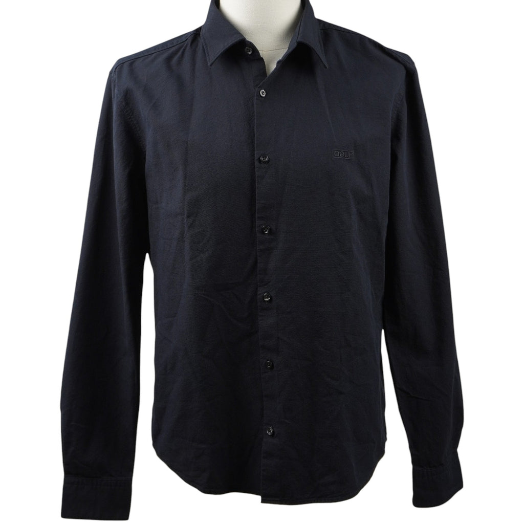 Camicia uomo HUGO BOSS modello Ermo slim fit nera su manichino, vista frontale bottoni chiusi.
