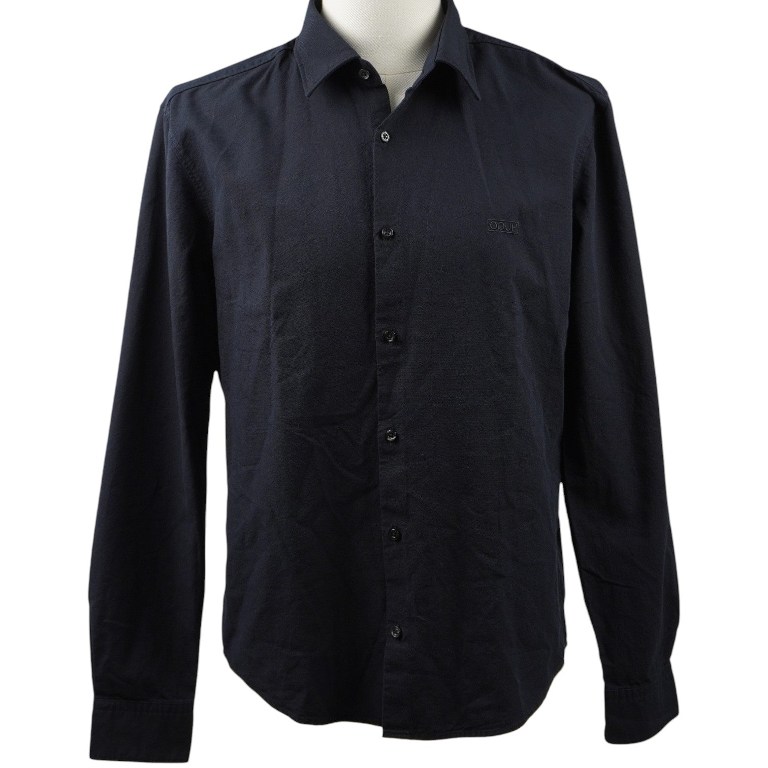 Camicia uomo HUGO BOSS modello Ermo slim fit nera su manichino, vista frontale bottoni chiusi.