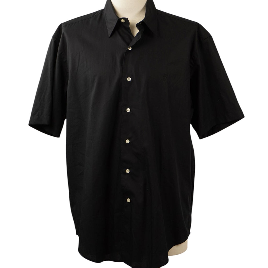 Vista frontale su manichino di una camicia a maniche corte nera Polo Ralph Lauren modello Marlowe in cotone con abbottonatura centrale.