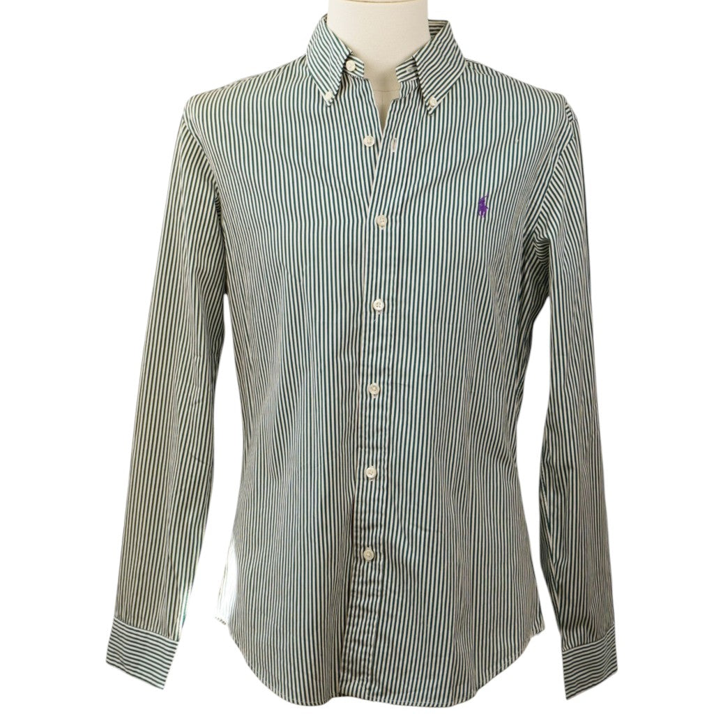 Camicia da donna Polo Ralph Lauren a maniche lunghe con motivo a righe verticali bianche e verdi e pony ricamato viola sul petto.