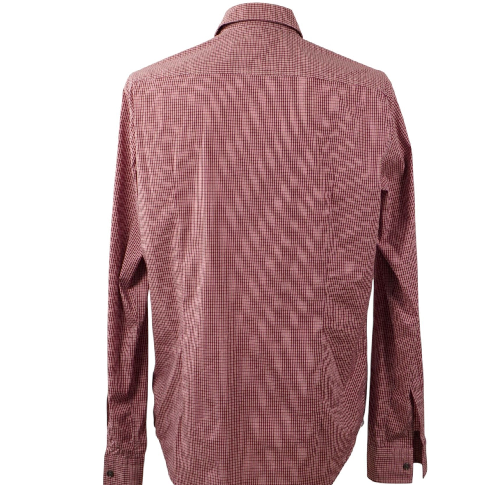 Vista posteriore della camicia a quadretti BOSS Orange che mostra la linea shaped fit e l'orlo curvo.