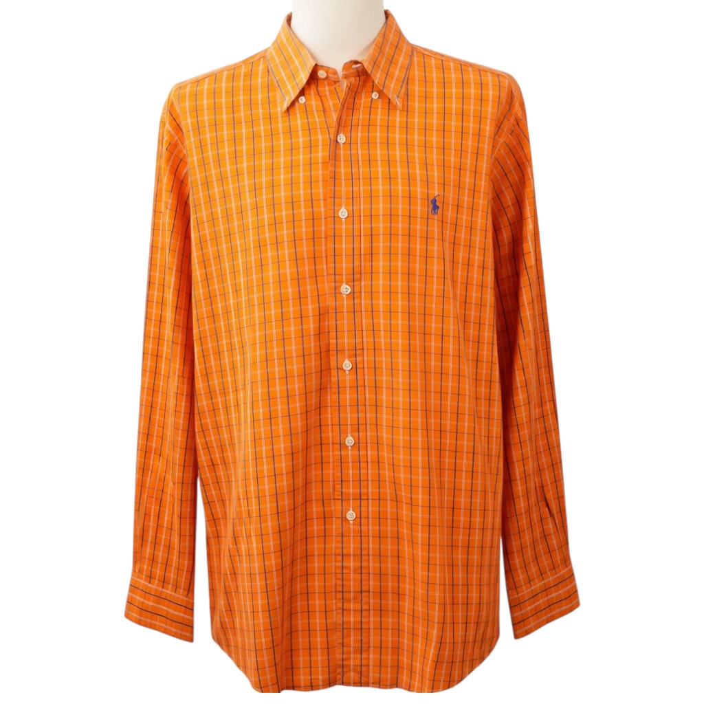 Vista frontale di una camicia a maniche lunghe a quadri arancioni e blu Ralph Lauren su un manichino, con abbottonatura centrale e logo blu sul petto.
