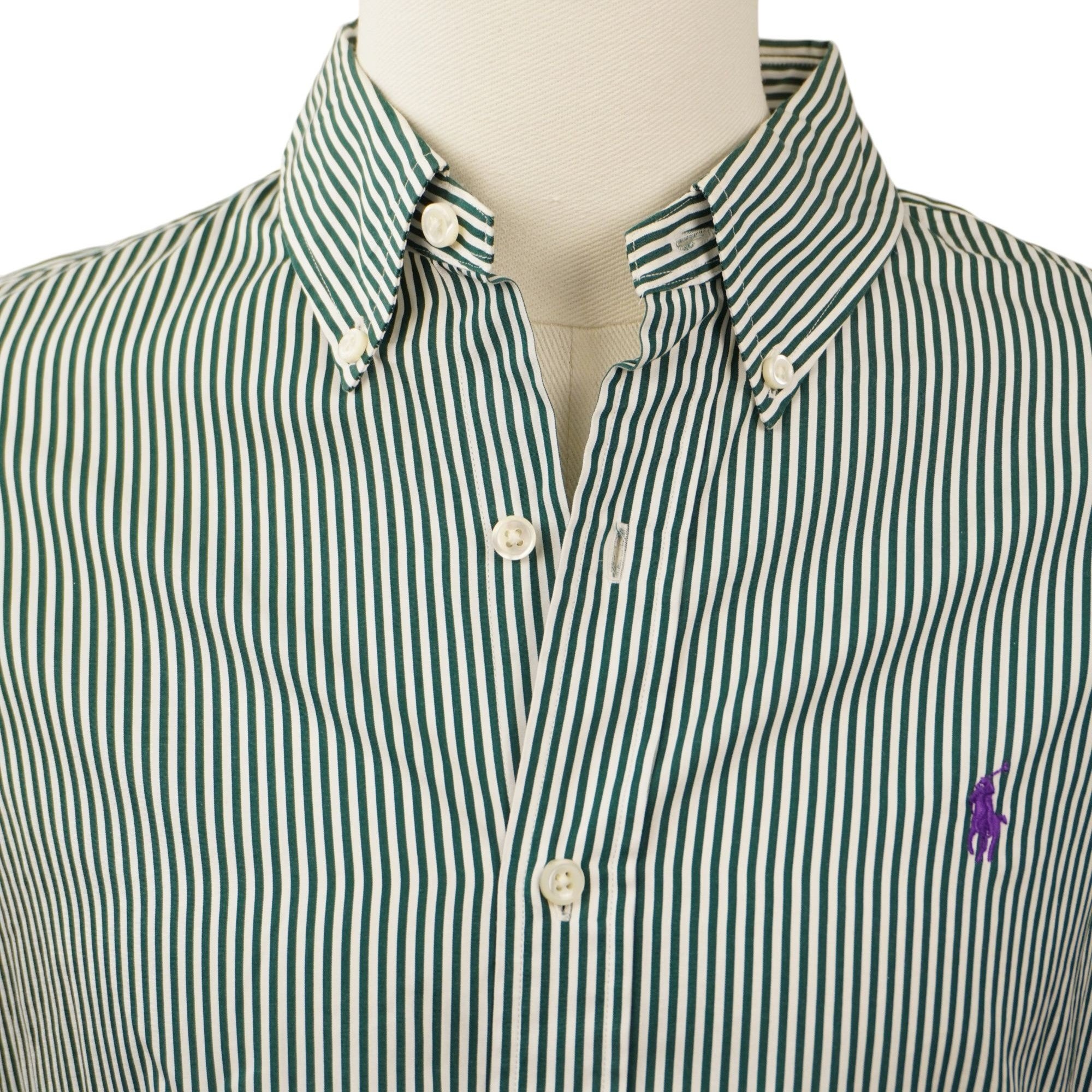 Primo piano dello scollo e del colletto classico abbottonato button-down della camicia Polo Ralph Lauren a righe verdi.