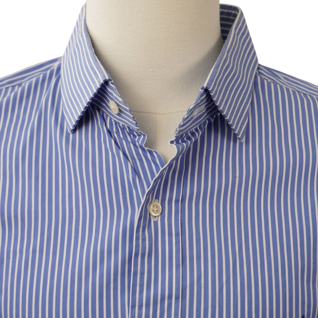  Primo piano della parte superiore e del colletto classico a camicia della camicia Polo Ralph Lauren a righe verticali azzurre.