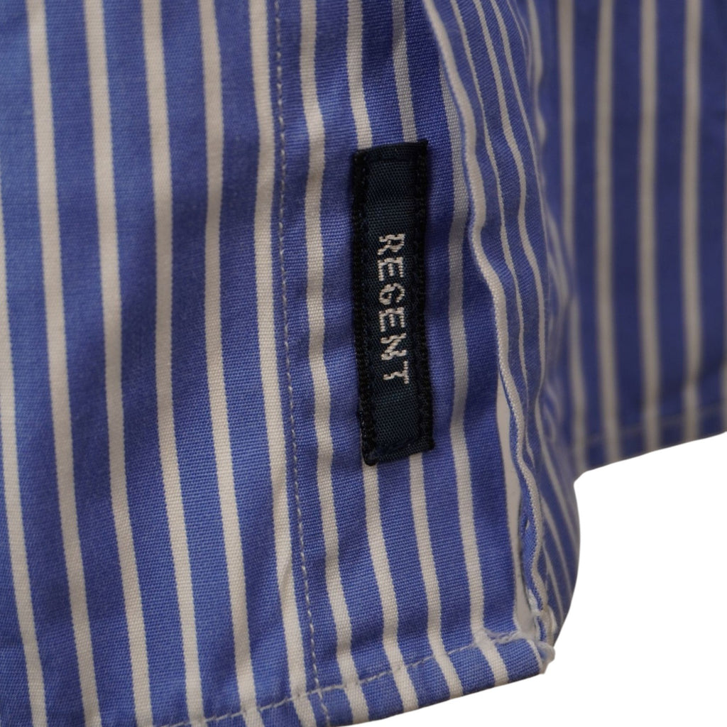 Primo piano dell'etichetta laterale nera con la scritta Regent ricamata, che identifica la linea o il fit della camicia Ralph Lauren.