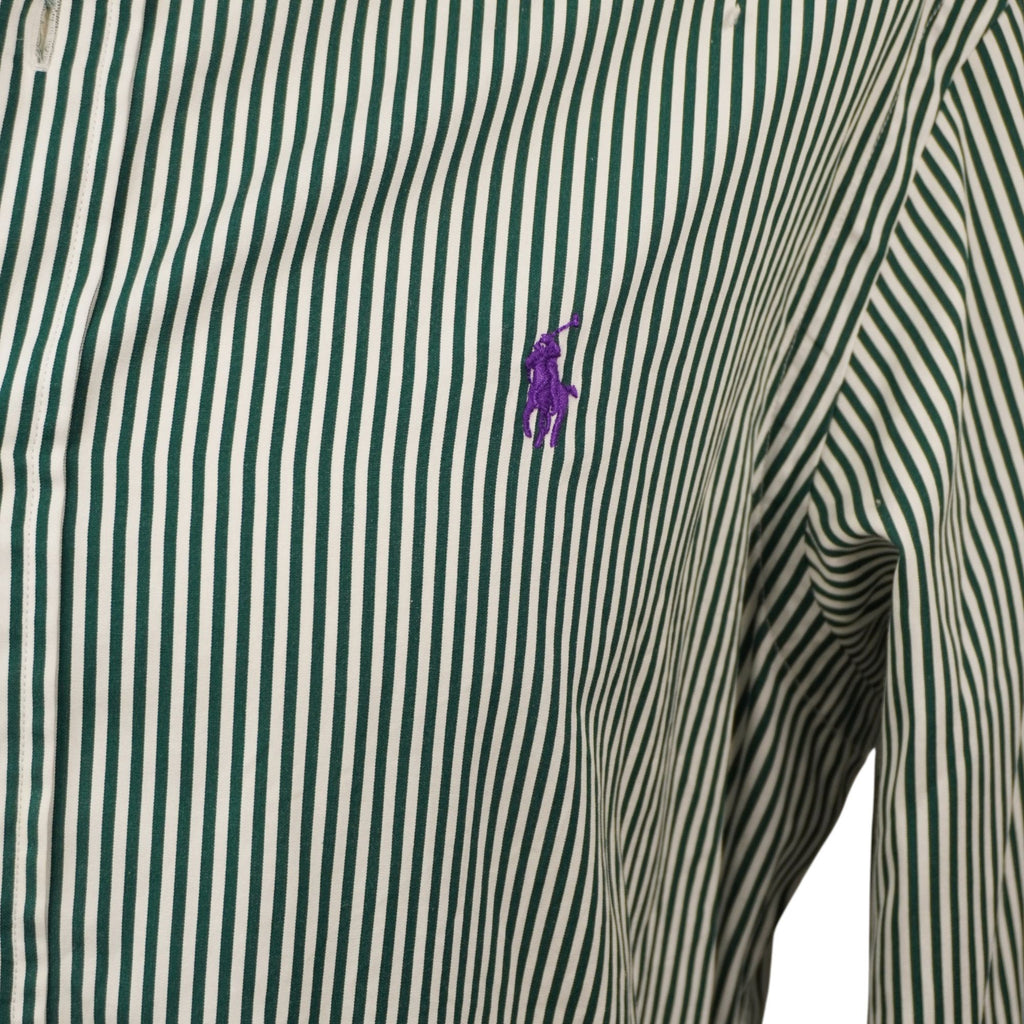 Inquadratura ravvicinata dell'esclusivo logo del pony Ralph Lauren ricamato in filo viola a contrasto sul tessuto a righe verdi.