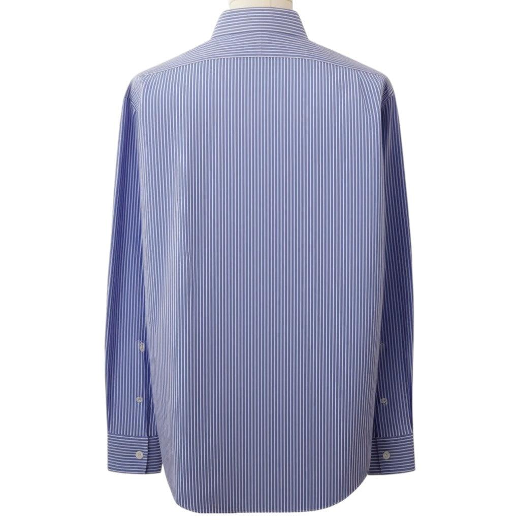 Vista posteriore della camicia a righe azzurre Polo Ralph Lauren che mostra il taglio classico, le maniche lunghe e il carré sulle spalle.