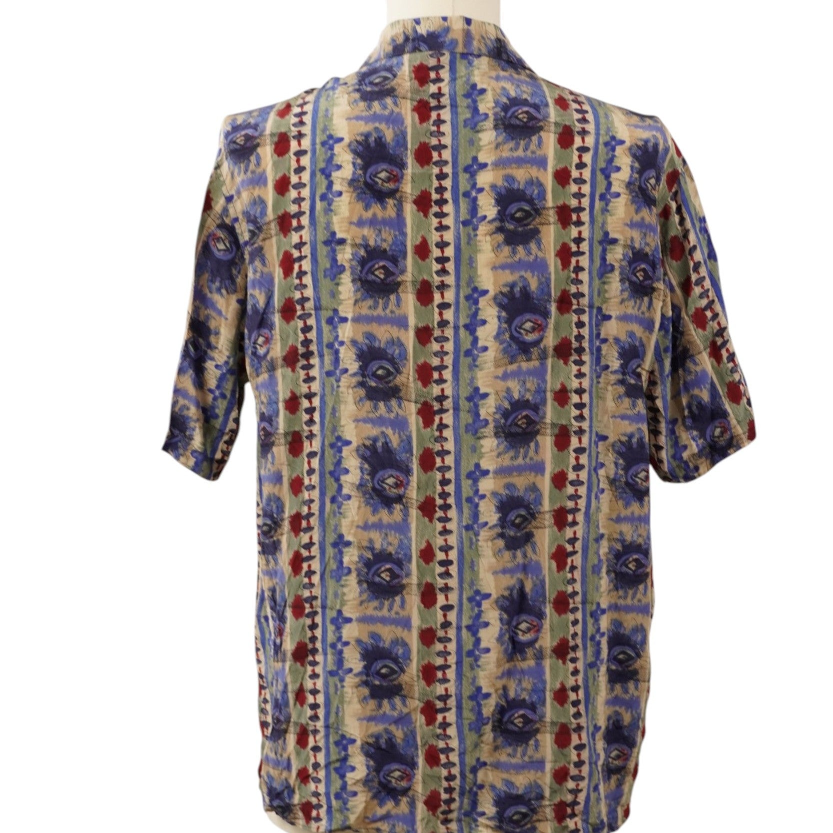 Vista posteriore della camicia vintage Peter Brown regular fit che mostra la continuità della fantasia a righe e motivi astratti.