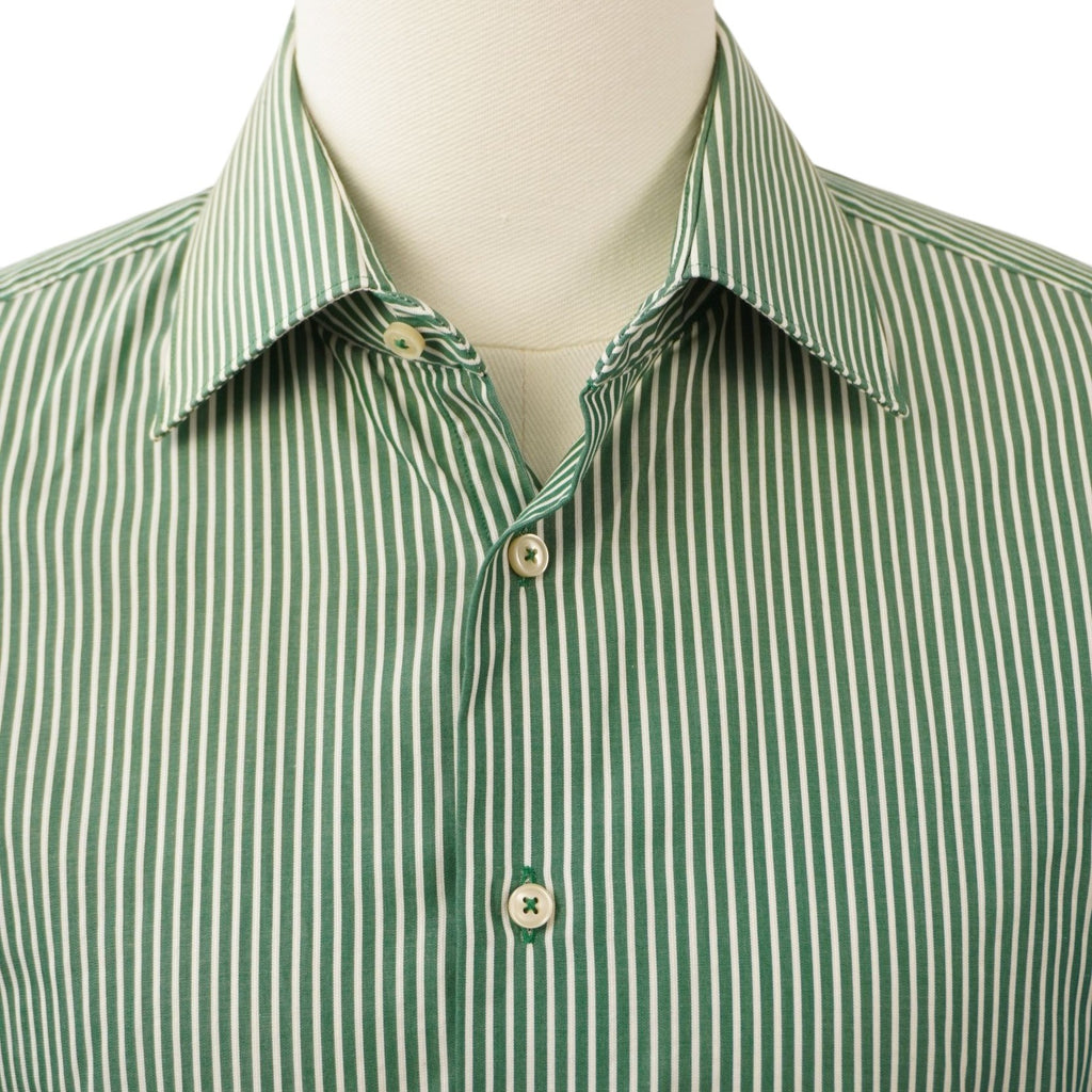 Primo piano del colletto classico e dei primi bottoni della camicia a micro-righe verticali bianche e verdi.