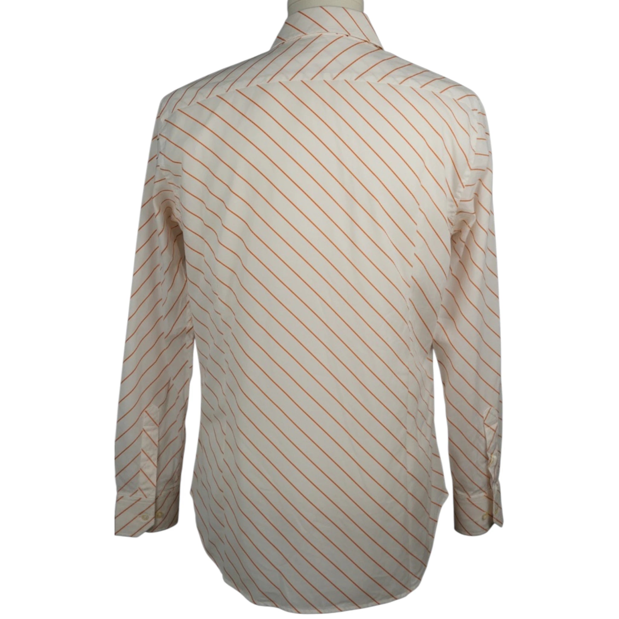 Vista posteriore della camicia Etro a righe diagonali che mostra il carrè superiore tagliato a contrasto geometrico.