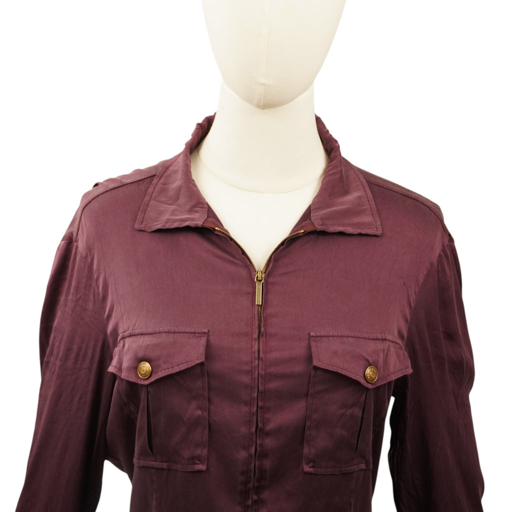 Primo piano della parte superiore del top Christian Dior bordeaux, focalizzato sul colletto classico e sulle due tasche cargo frontali.
