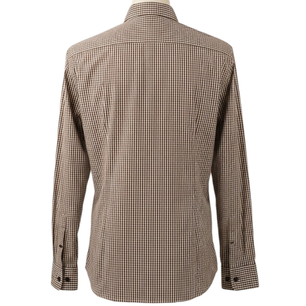 Vista posteriore della camicia a quadretti BOSS Hugo Boss che mostra la linea slim fit aderente.