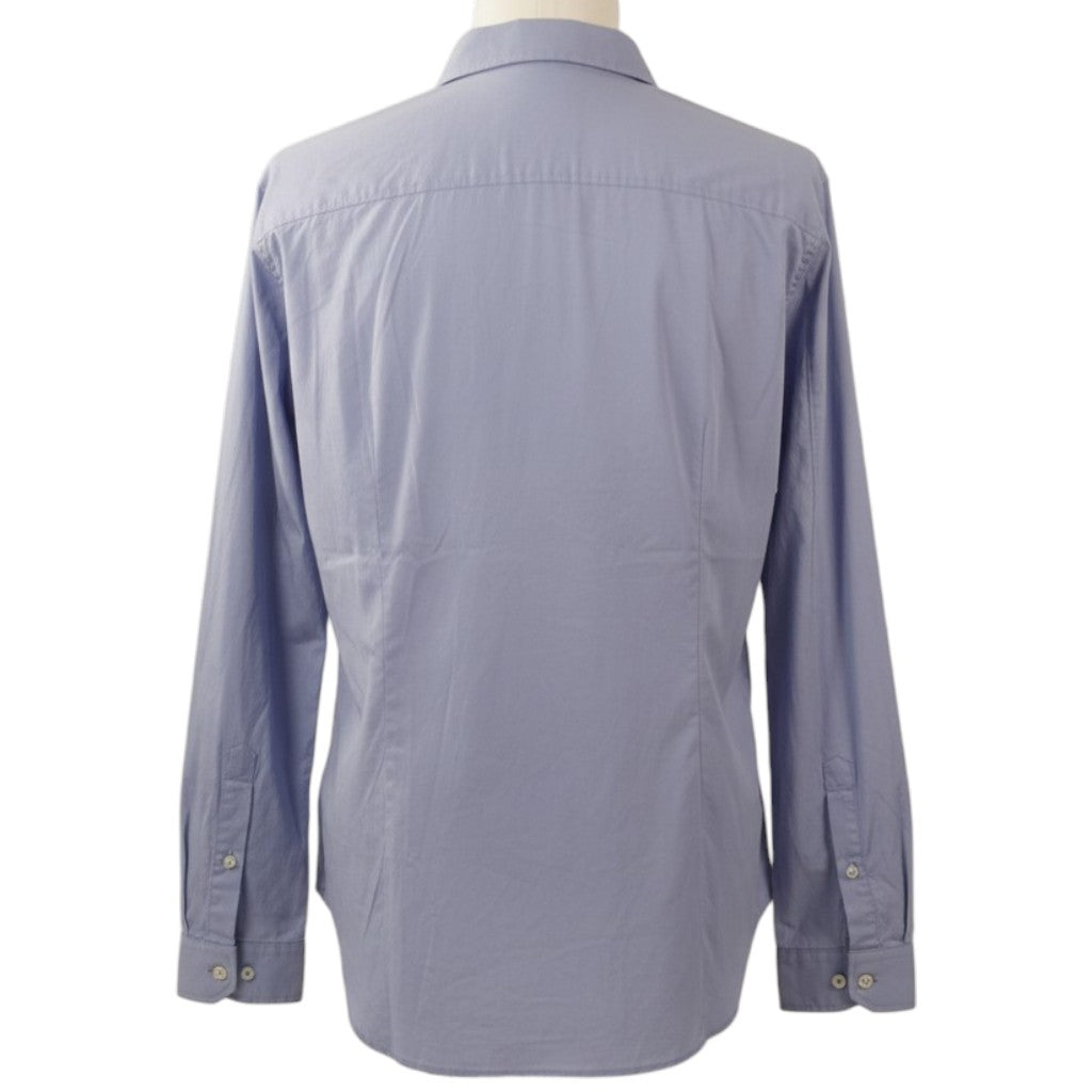 Vista posteriore della camicia celeste Tommy Jeans che mostra il taglio aderente slim fit.