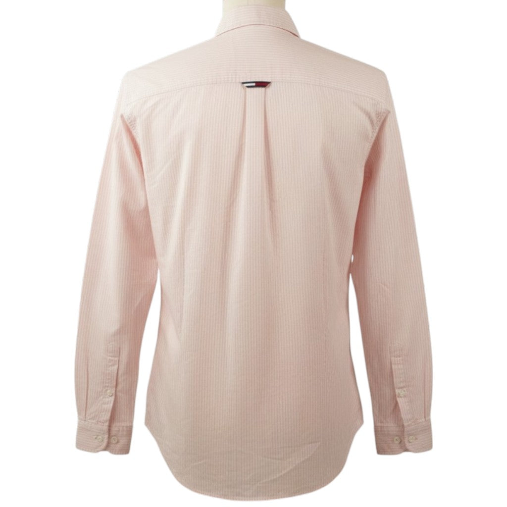 Vista posteriore della camicia rosa Tommy Jeans che mostra il taglio slim fit e il passante sul carré.